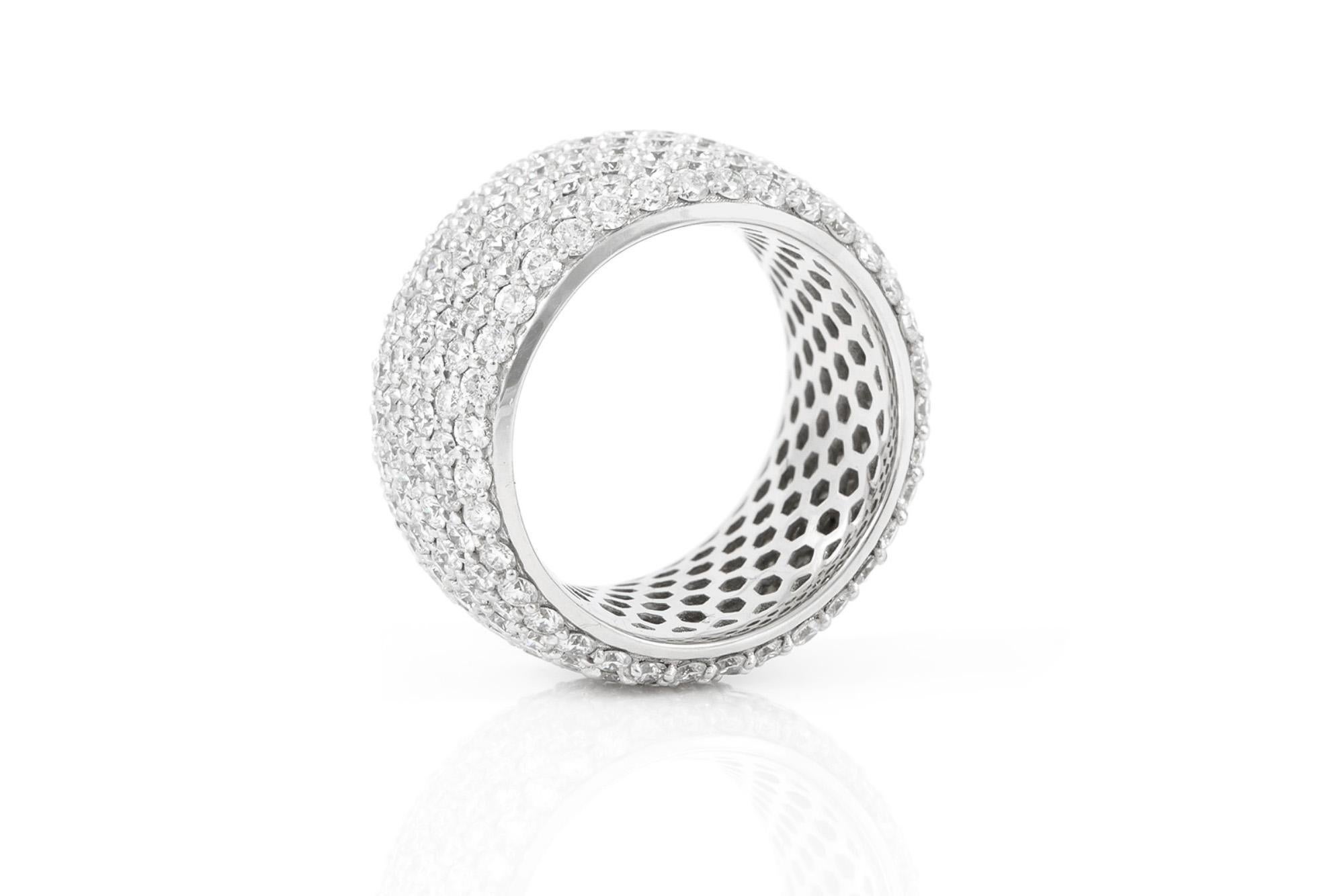 Finemente realizzato in oro bianco 18 carati con 7 file di diamanti taglio Brilliante per un totale di 5,23 carati.
Taglia 6 1/2
11,2 mm di larghezza
