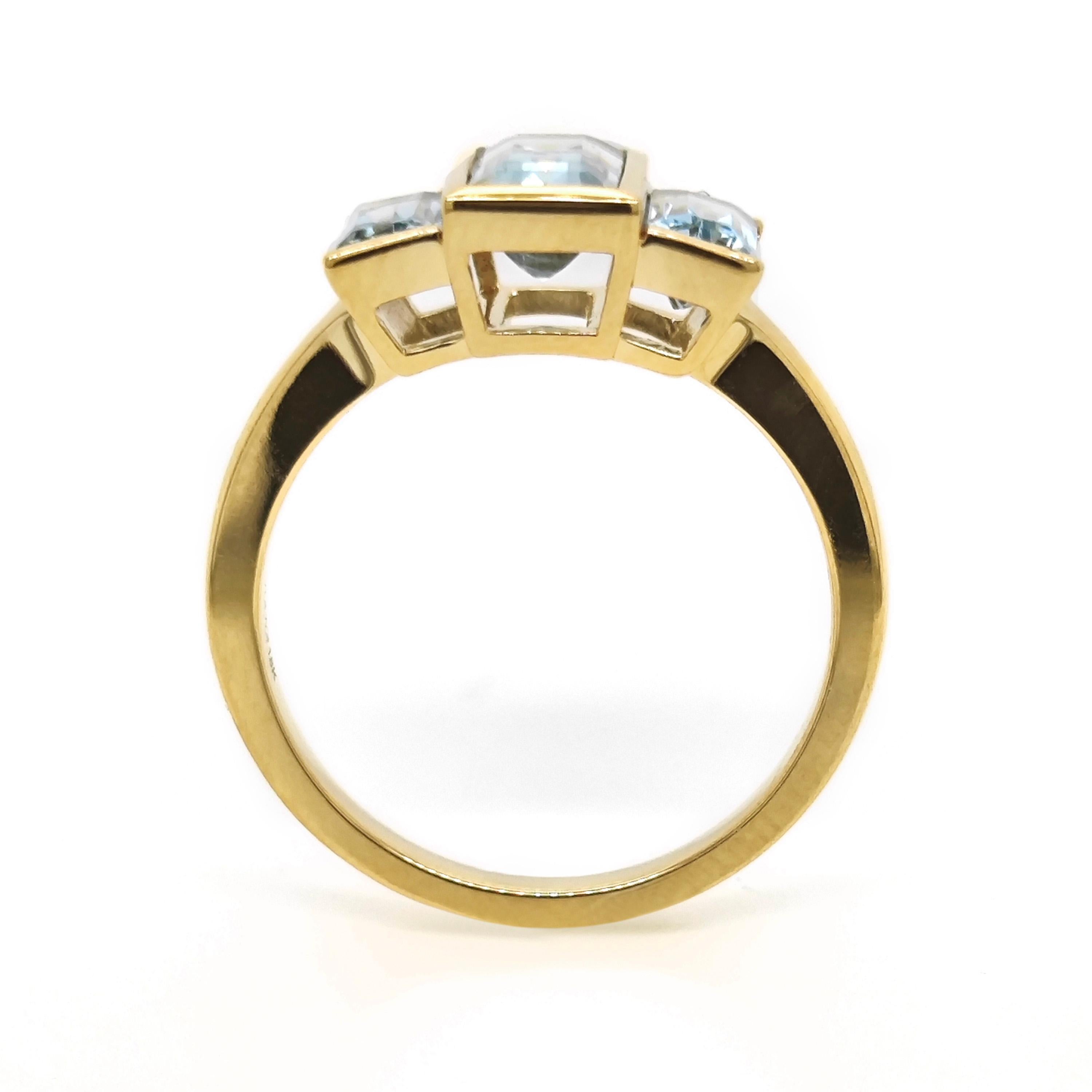 Radiant Cut 5.23 Carats Aquamarine Yellow Gold Ring For Sale