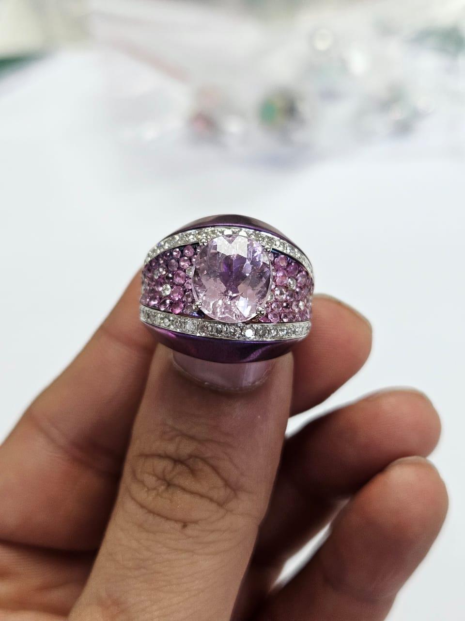 Une très belle bague de fiançailles, unique en son genre, en titane et platine 900, sertie de kunzite et de saphirs roses. Le poids de la kunzite est de 5.23 carats. Le poids des saphirs roses est de 1.24 carats. Le poids des diamants est de 0,06