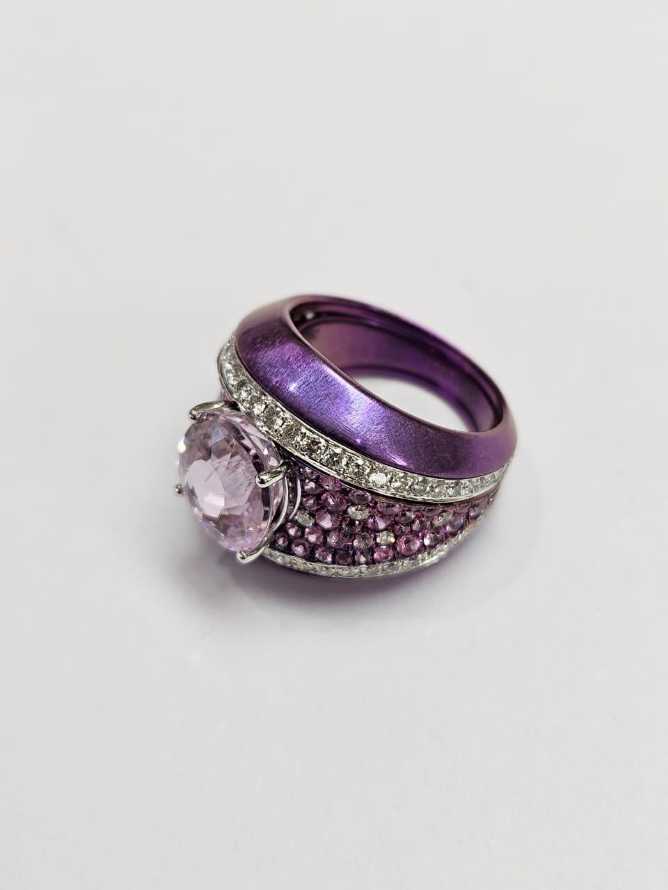 Taille ovale 5,23 carats, Kunzite, saphirs roses et diamants Bague en titane avec platine 900 en vente