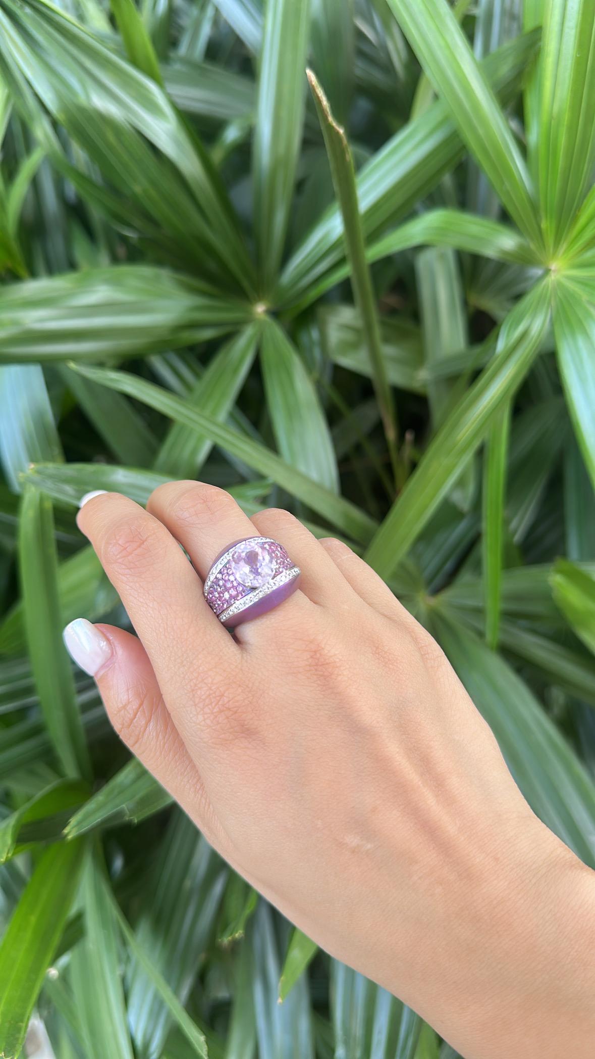 5,23 carats, Kunzite, saphirs roses et diamants Bague en titane avec platine 900 en vente 1