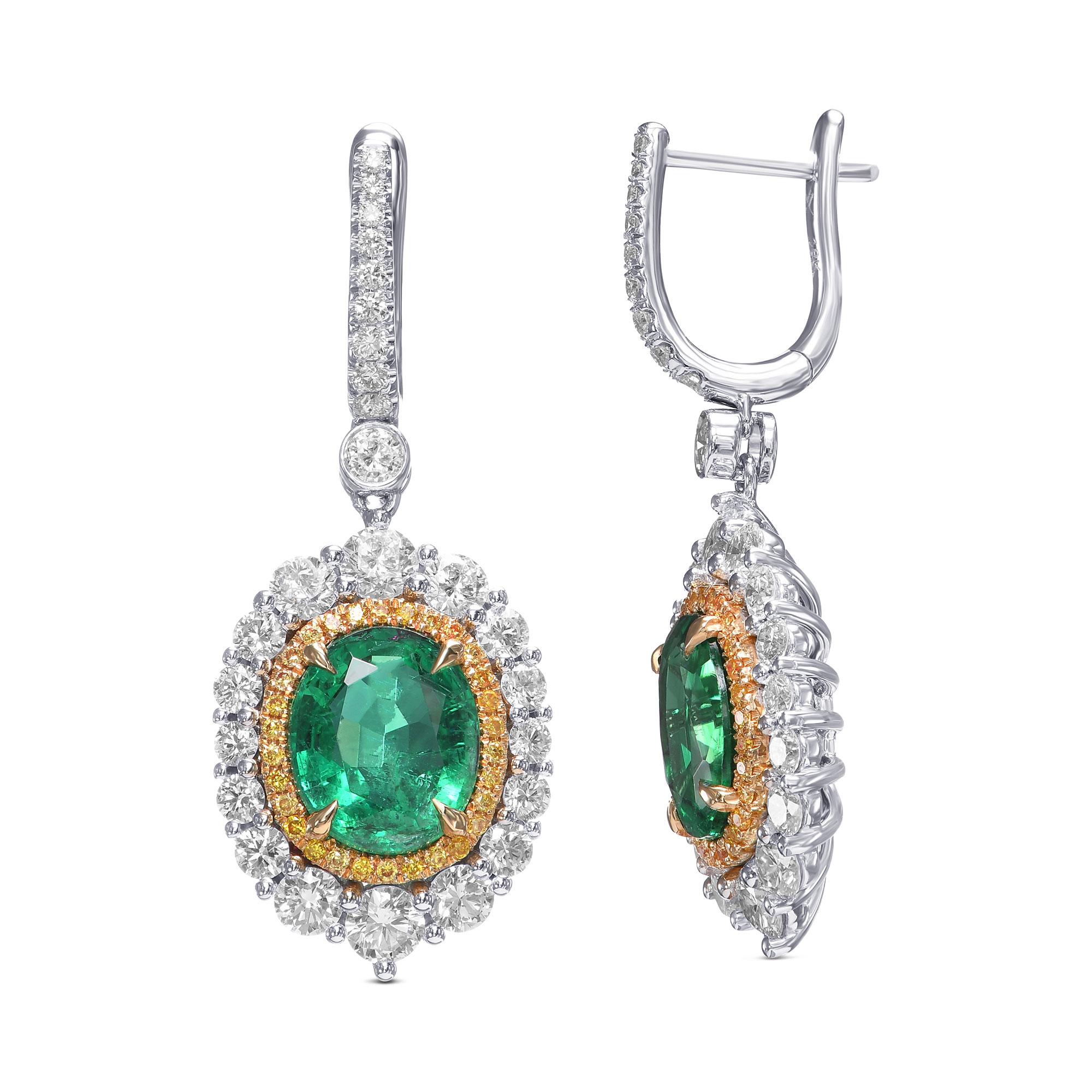 Un bellissimo orecchino a doppio cerchio con smeraldo ovale, diamante giallo e brillante incolore. Montato in oro bianco e giallo 18 carati. Questi orecchini fanno parte della Collection'S Bloom di Rosie.