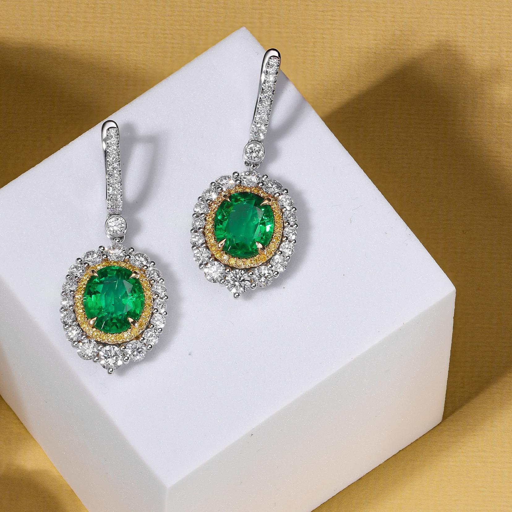 Moderno Orecchini a doppio cerchio con smeraldo ovale e diamante da 5,23 carati tw in vendita