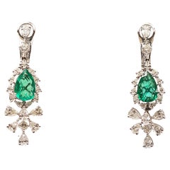 Ohrringe aus 18 Karat Gold mit 5,23 birnenförmigem und rundem Diamanten und natürlichem Smaragd