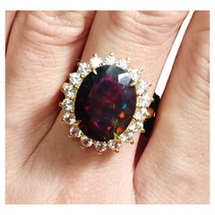 Anillo de ópalo negro de 5,23cts. Plata de ley chapada en oro de 18 quilates.