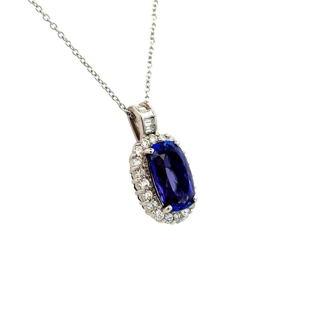 Semplicemente bello! Collana con ciondolo in platino con tanzanite e diamanti. Al centro una tanzanite a cuscino incastonata a mano, circondata da diamanti taglio Baguette e RBC Round Brilliante, per un peso di circa 0,79tcw. Montaggio artigianale