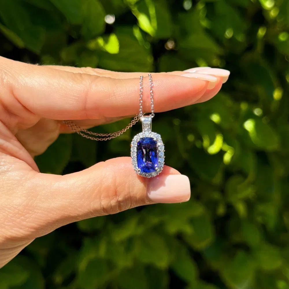 Moderno Collana con ciondolo in platino con tanzanite e diamanti a cuscino da 5,24 carati in vendita