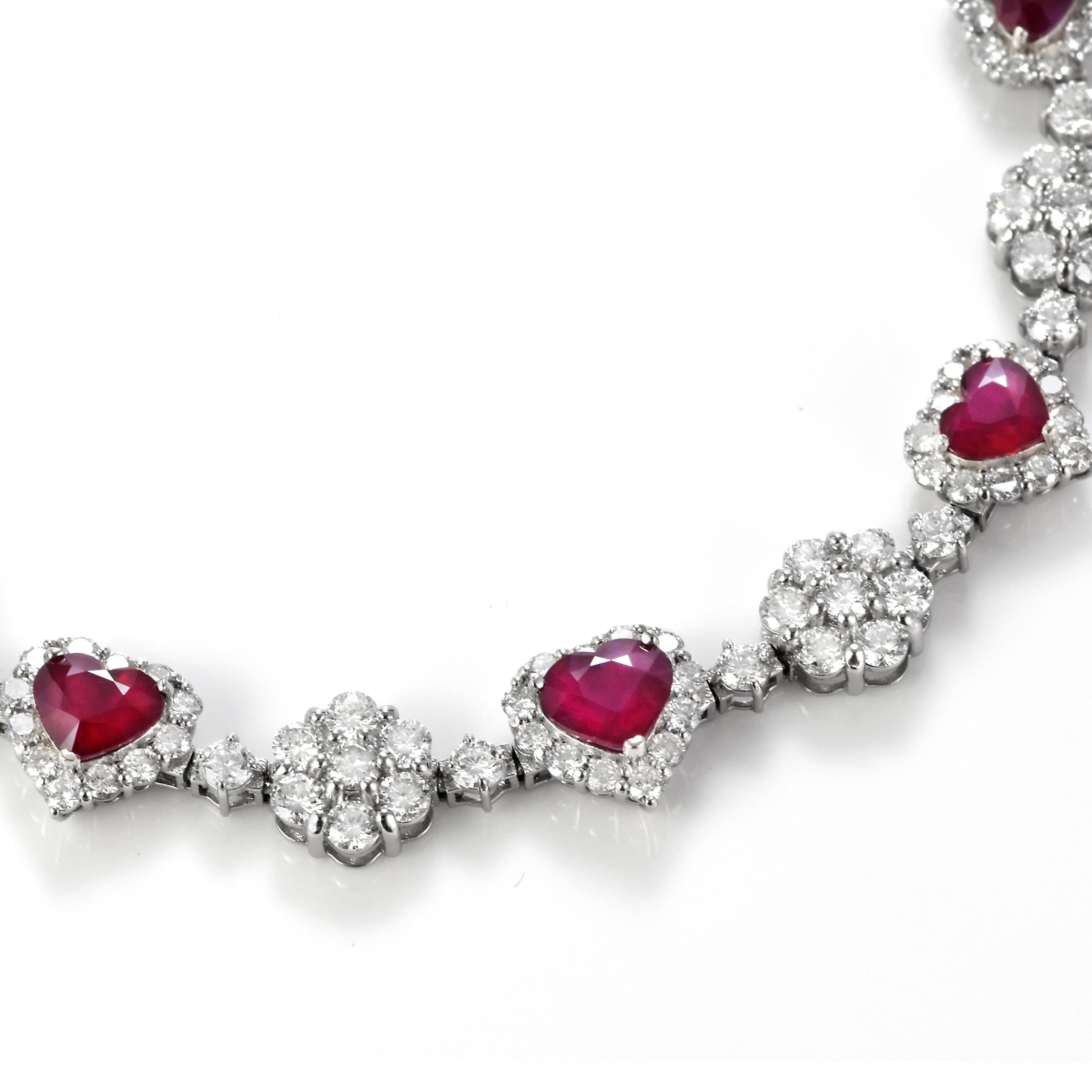Ein wunderschönes Armband aus Platin mit insgesamt 5,24 Karat birmanischen Rubinen und 5,89 Karat Diamanten. Rubine werden im Sanskrit als 