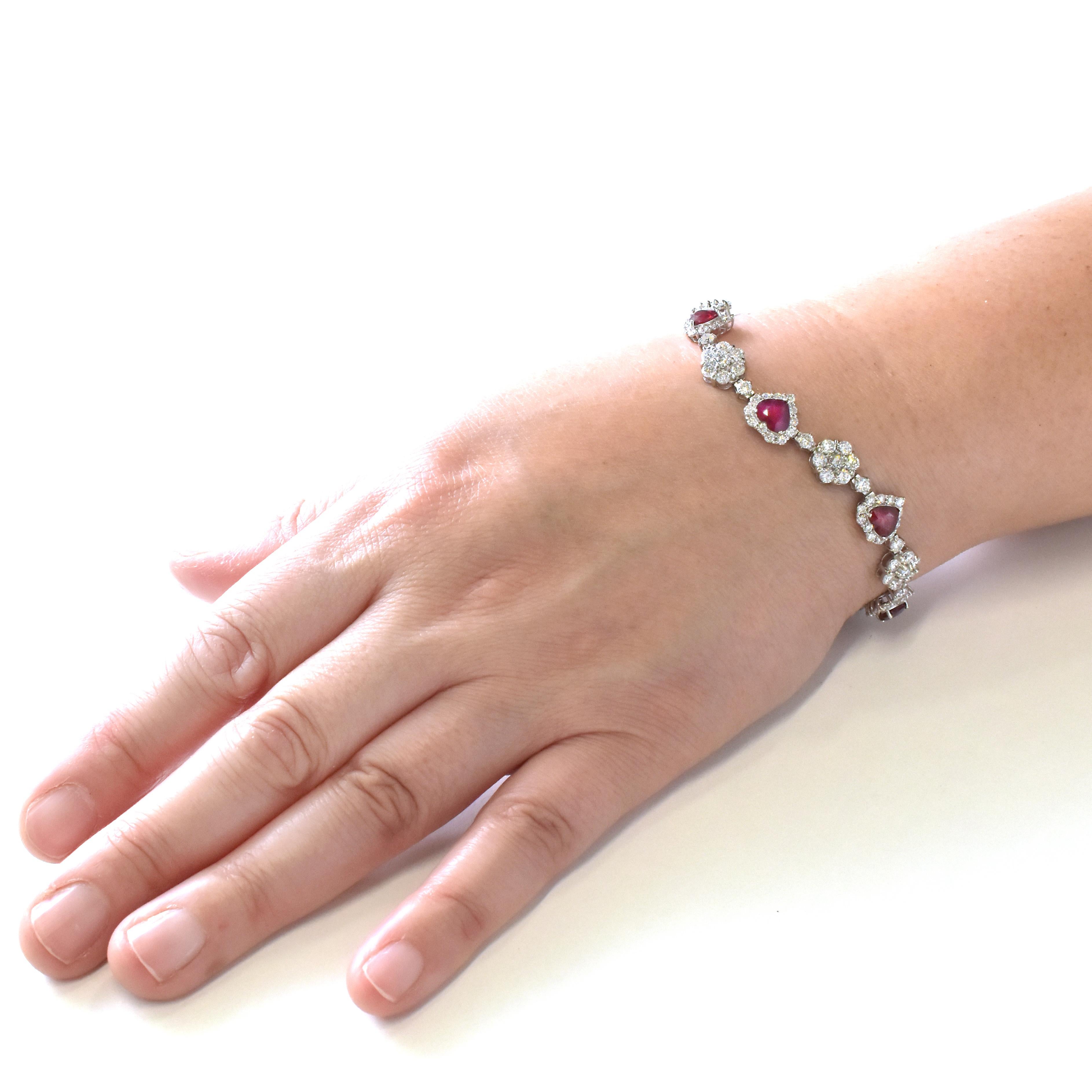 5,24 Karat Herzform, birmanische Rubine und Diamant Armband aus Platin (Herzschliff) im Angebot