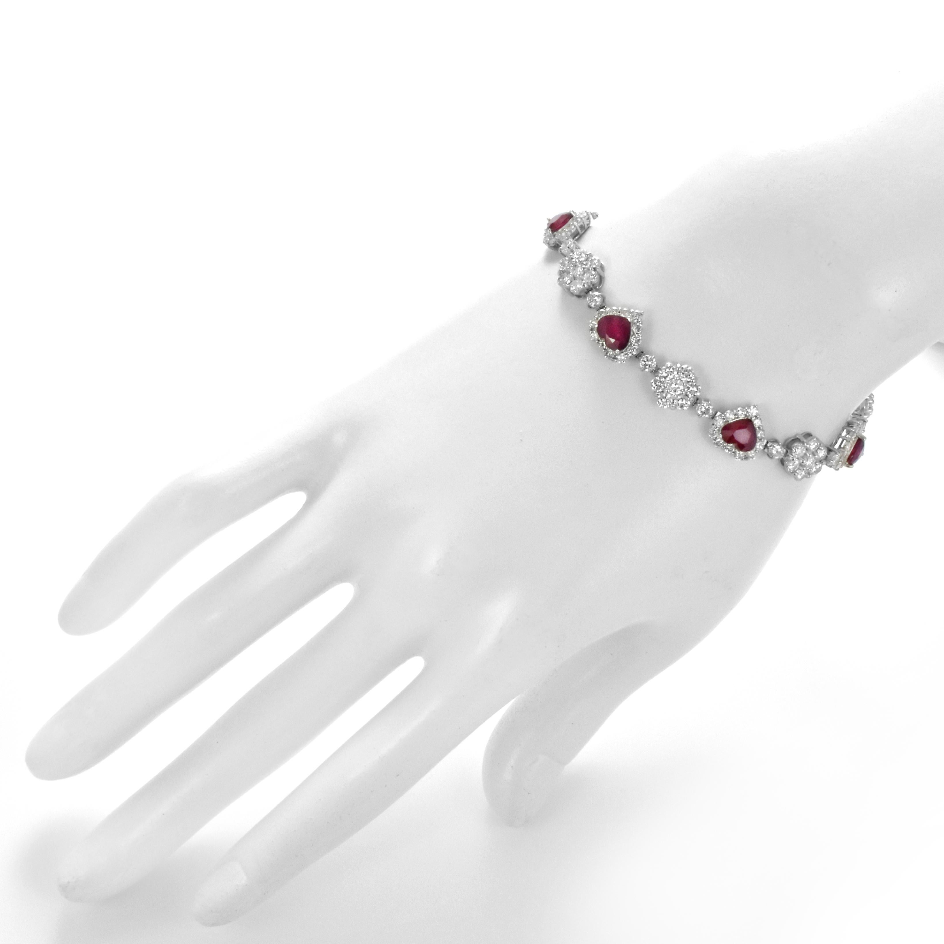 5,24 Karat Herzform, birmanische Rubine und Diamant Armband aus Platin im Zustand „Neu“ im Angebot in Tokyo, JP