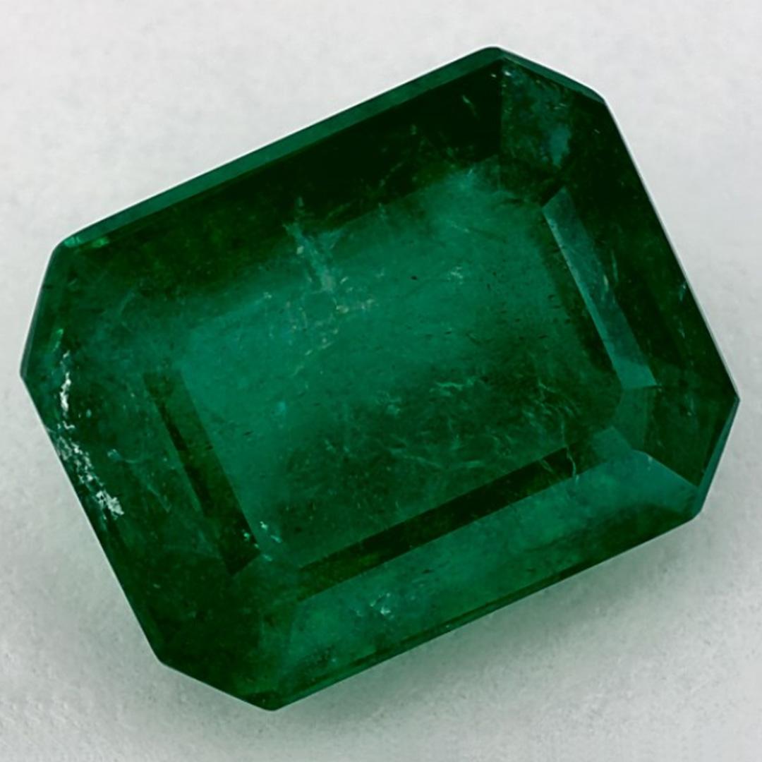 Con una vibrante tonalità di colore verde, la pietra natale di maggio è un simbolo della rinnovata crescita primaverile. 

Esplora la vivace collezione di smeraldi, rubini e zaffiri nel nostro negozio, disponibili come gemme sciolte e abbinabili