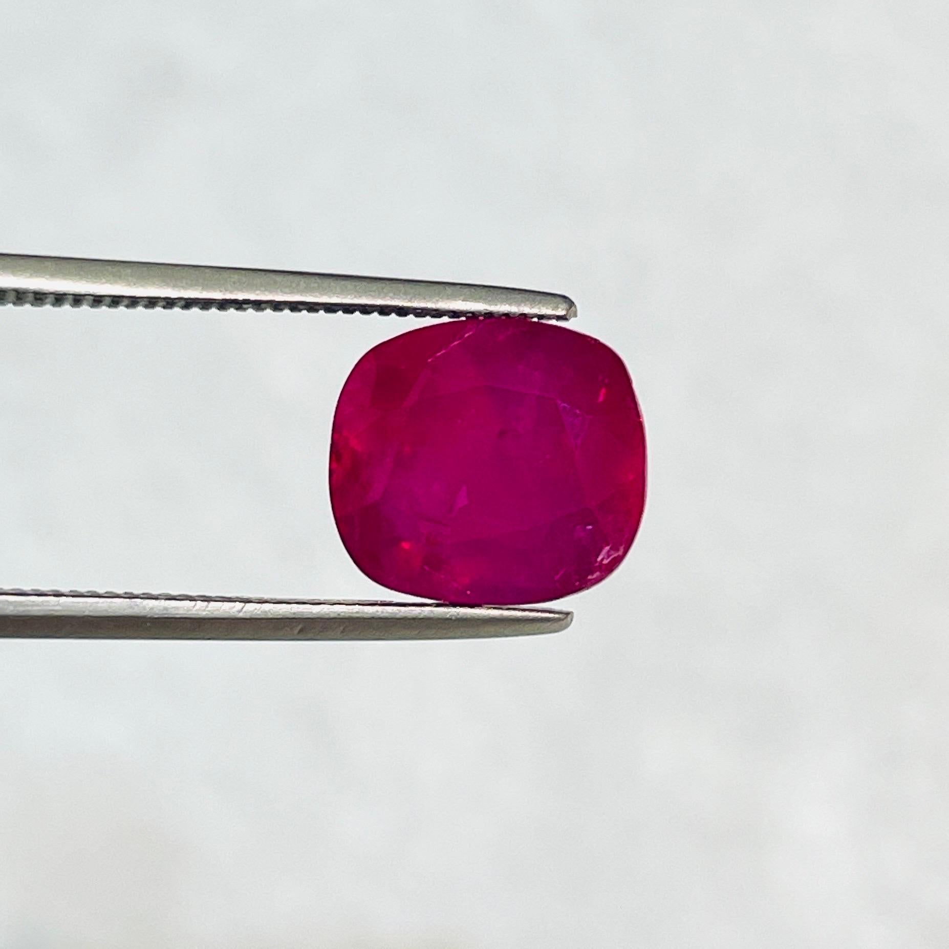 Taglio brillante 5,24 carati di rubino naturale di Burma Mogok non riscaldato Colore rosso vivo qualità occhi puliti in vendita