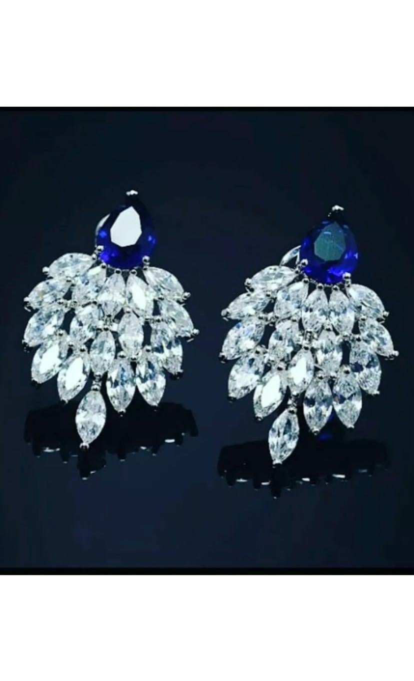 Boucles d'oreilles exquises en saphirs et diamants, au design élégant et raffiné.
Rehaussez votre beauté intemporelle et ajoutez une touche de sophistication et de classe à votre look.
Magnifique pièce en or 14k avec 2 saphirs bleus naturels de 5,24