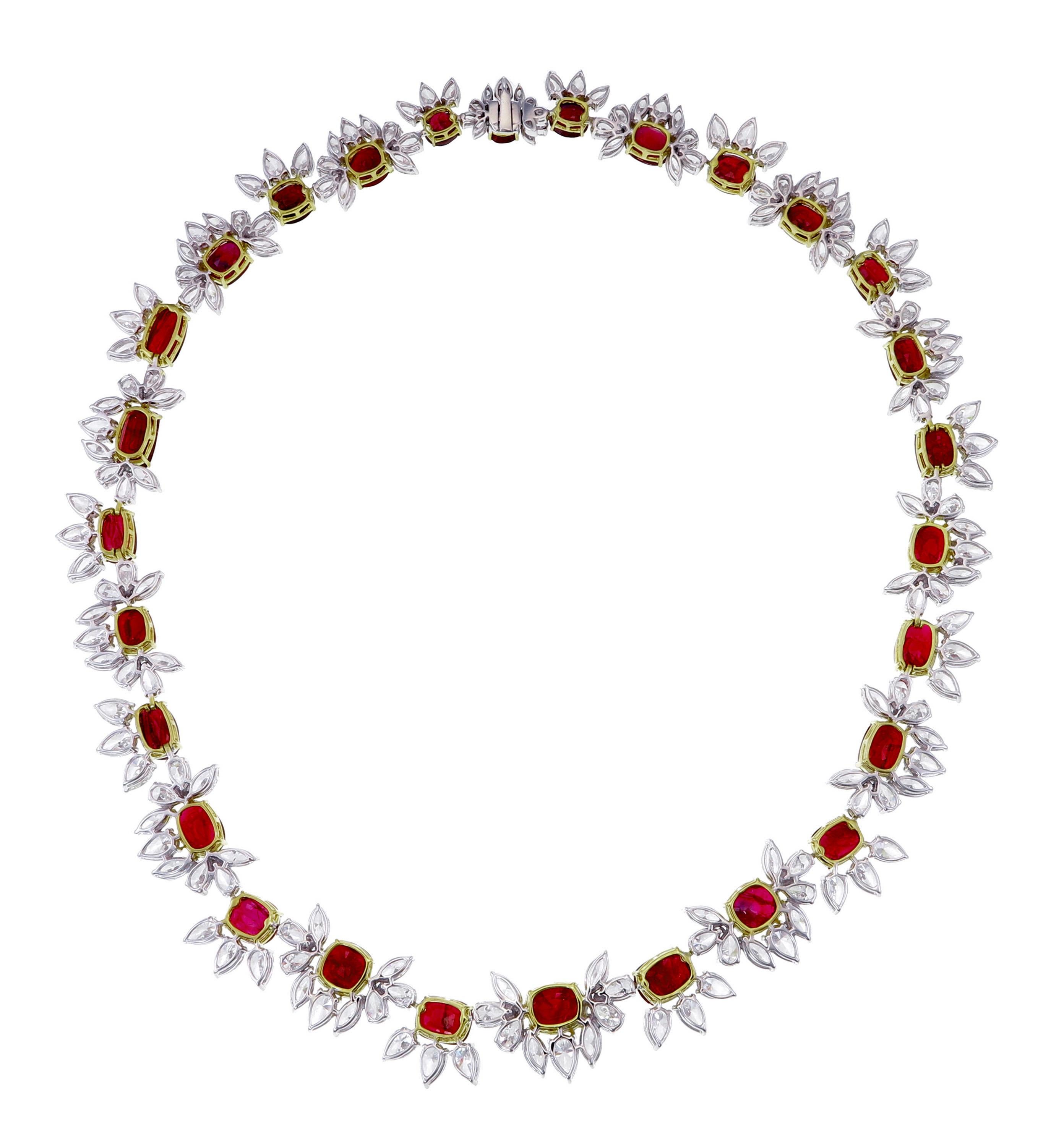 Taglio rotondo 52,44 carati di rubino birmano senza calore e collana di diamanti in oro bianco 18 carati in vendita