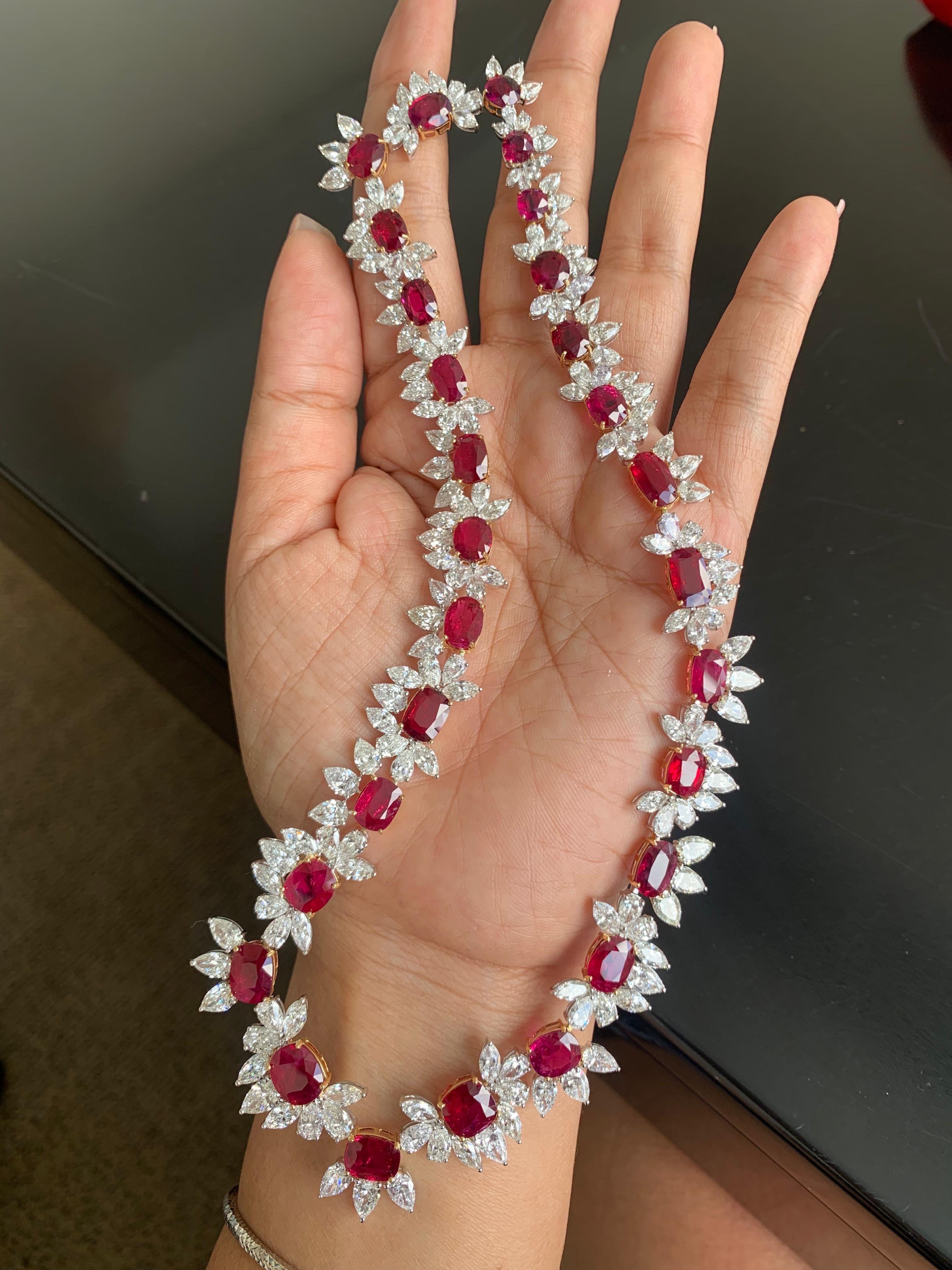 52,44 carati di rubino birmano senza calore e collana di diamanti in oro bianco 18 carati In condizioni Nuovo in vendita a Bangkok, TH