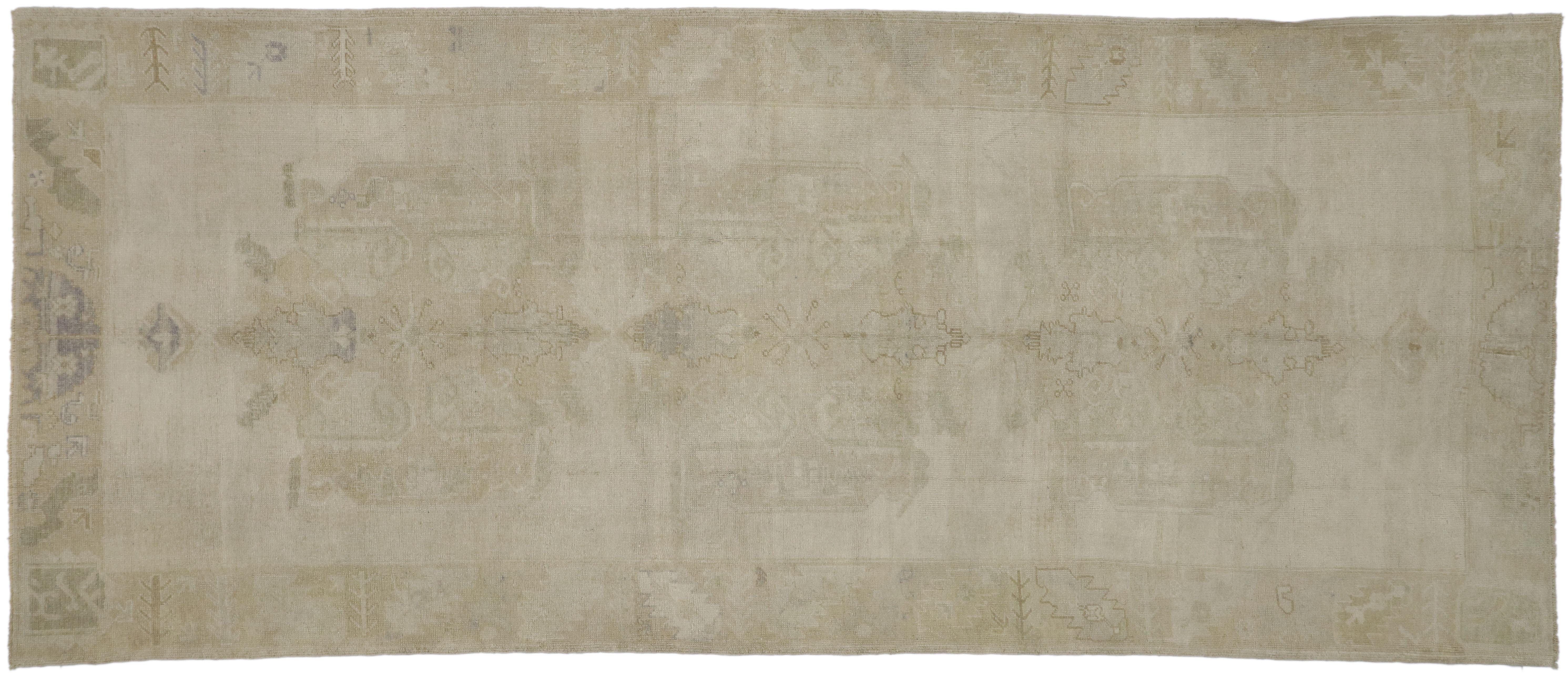 Tapis d'Oushak Gallery turc de style rustique et couleurs neutres en vente 2