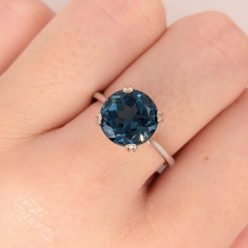 Solitärring aus 14 Karat Weißgold mit 5,24 Karat lebhaftem Londoner blauem Topas und rundem 10 mm im Zustand „Neu“ in Columbus, OH
