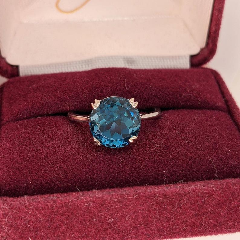 5.24ct Vibrant London Blue Topaz Solitaire Ring in 14K White Gold Round 10mm For Sale 1
