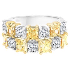 Anillo con banda de diamantes blancos y corte radiante amarillo fantasía de 5,25 quilates