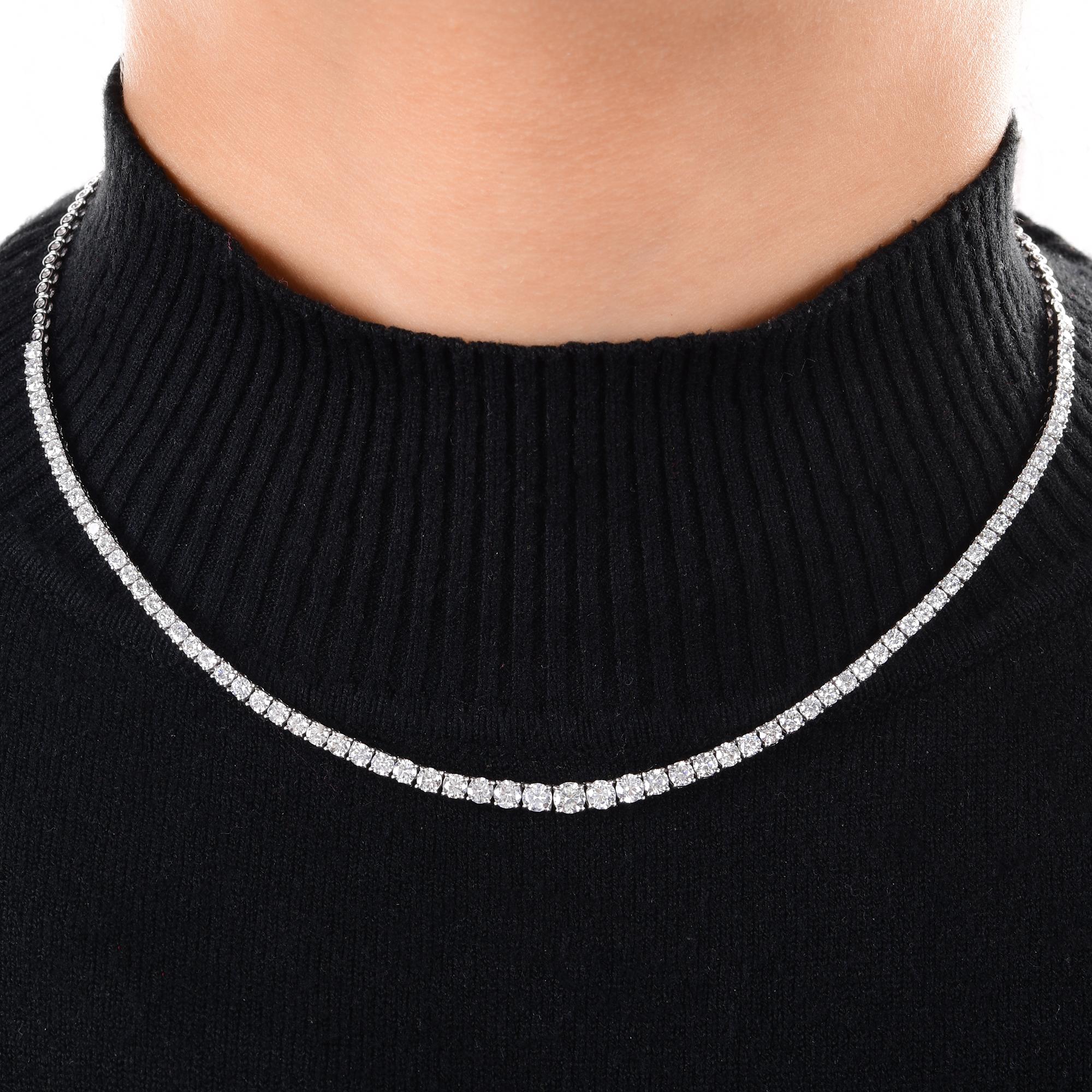 Ce diamant rond naturel gradué de 5,25 carats  Le collier en or blanc 18 carats est orné de diamants gradués sertis dans la chaîne, le plus gros étant au centre et les plus petits revenant vers le décolleté. 
Les diamants sont un symbole universel