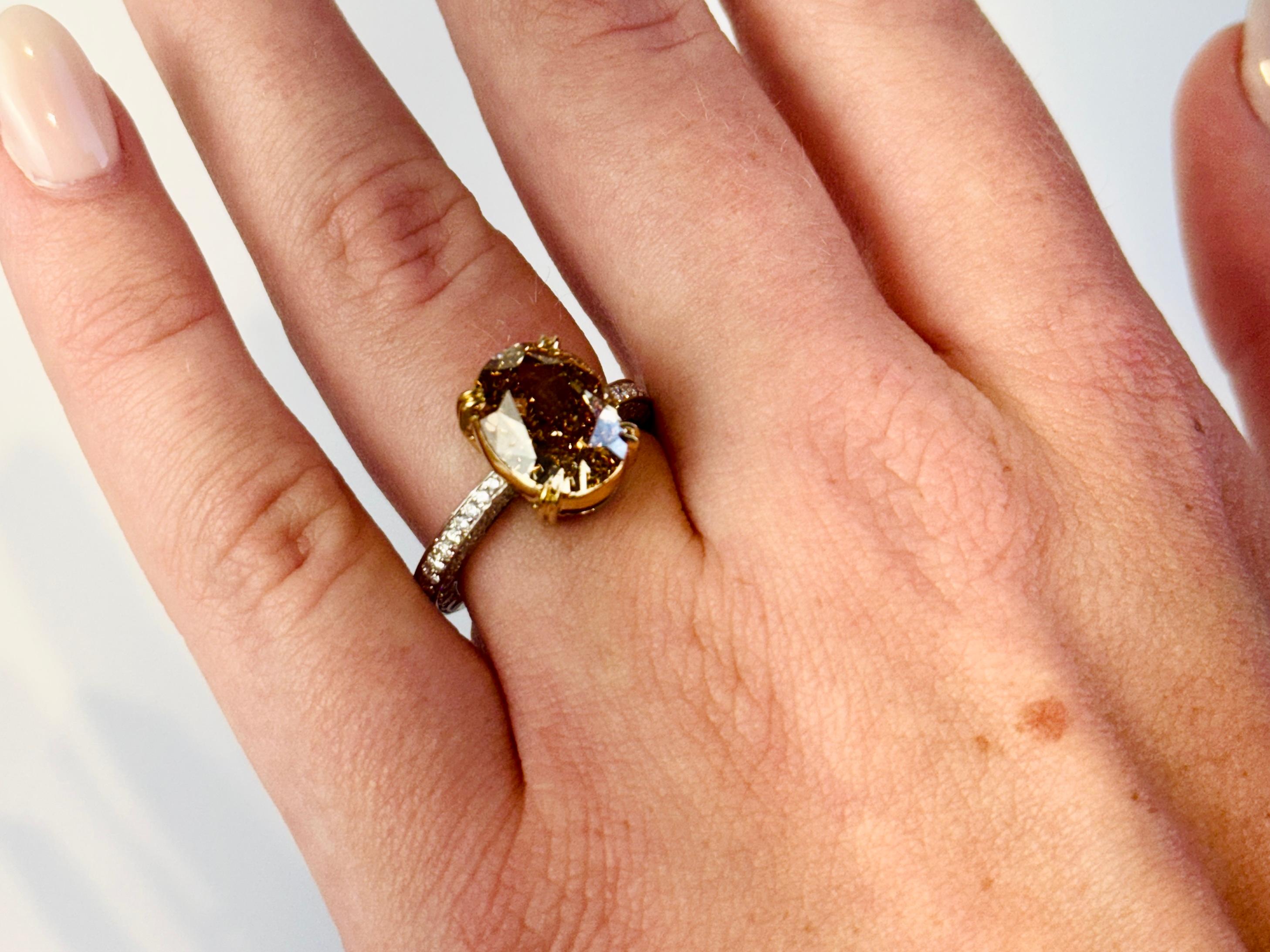Taille ovale Bague de fiançailles en or 18 carats avec un diamant ovale de 5,25 carats de couleur Brown Orange, rapport GIA en vente