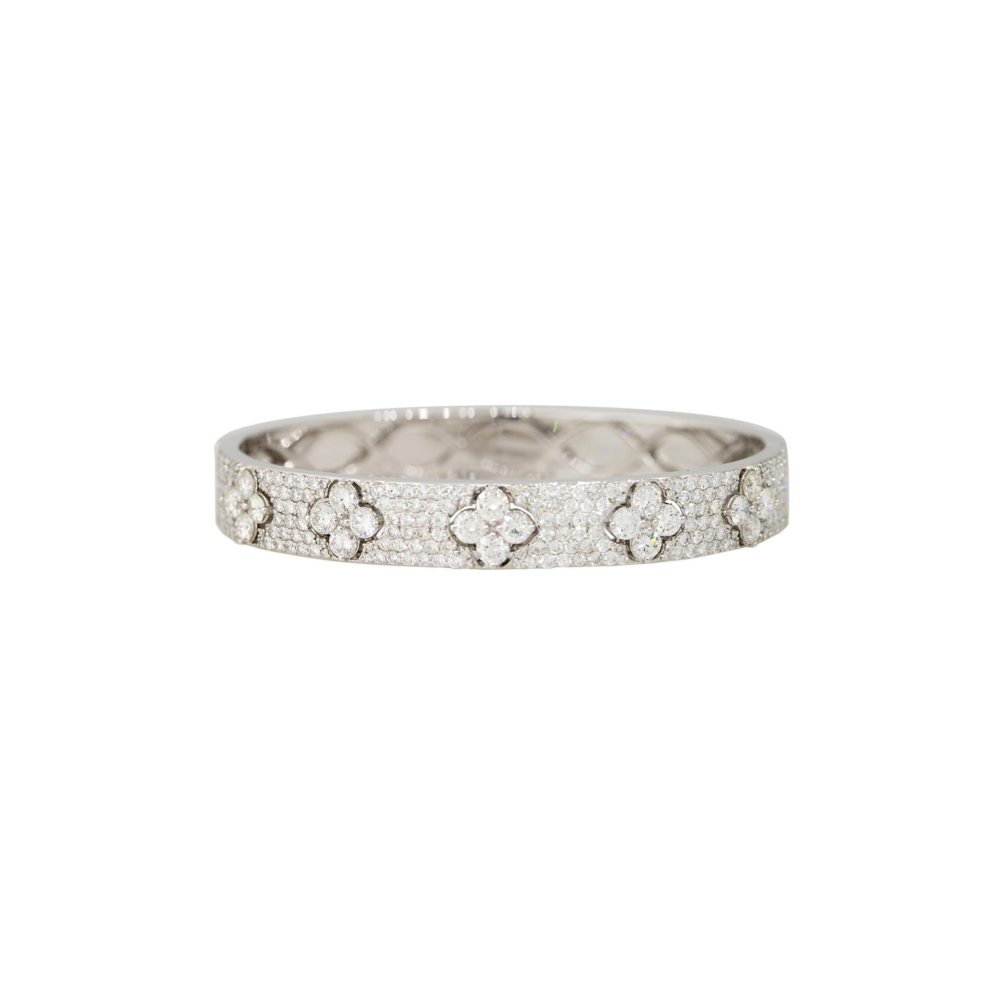 Moderne Bracelet jonc à fleurs en or 18 carats avec diamants pavés de 5,25 carats en vente