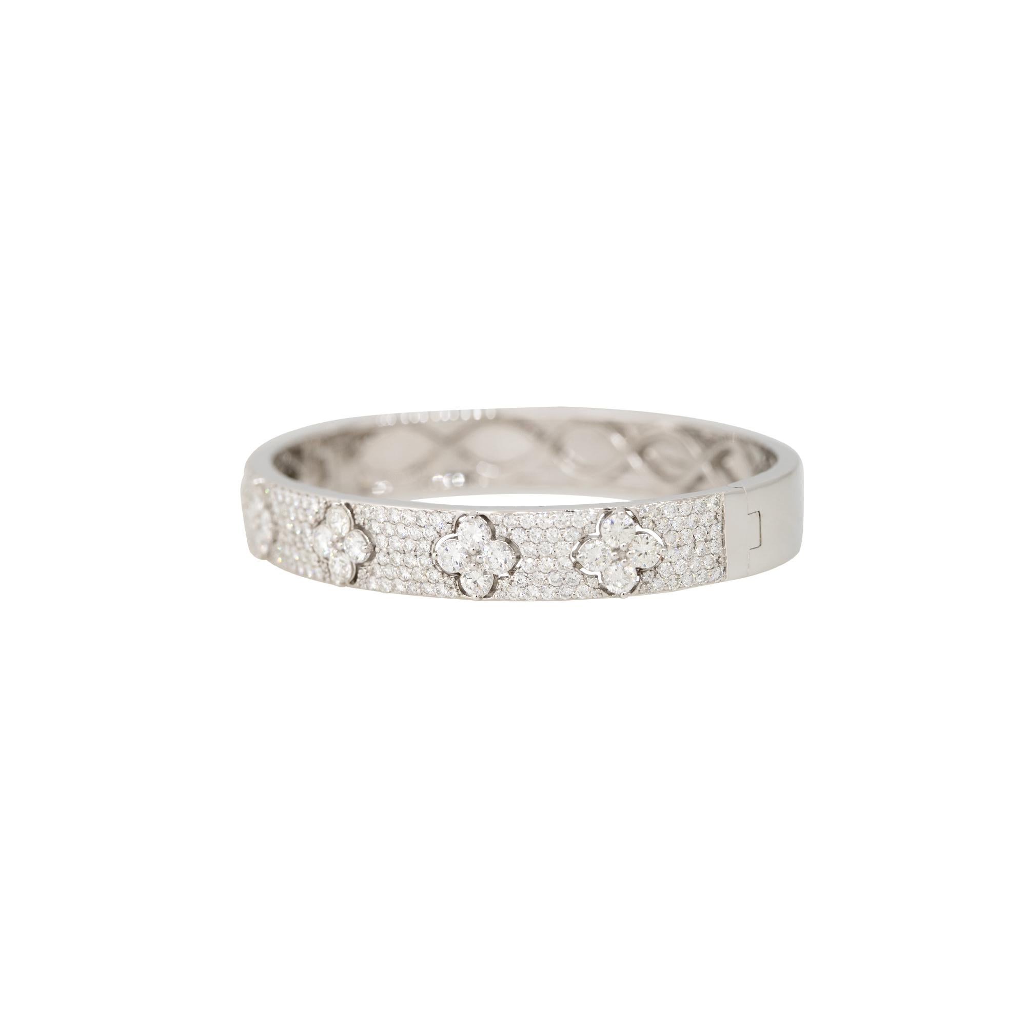 Taille ronde Bracelet jonc à fleurs en or 18 carats avec diamants pavés de 5,25 carats en vente
