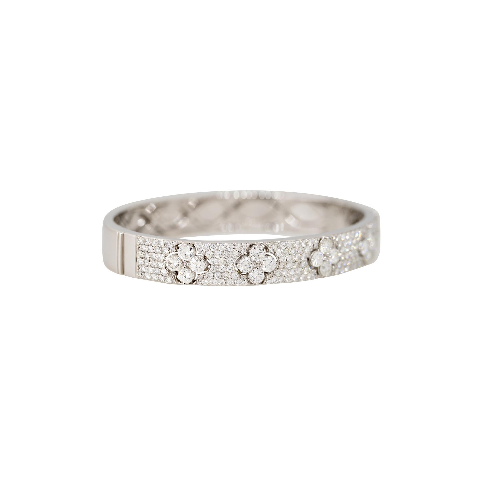 5,25 Karat Pave Diamant-Blumen-Armreif 18 Karat auf Lager im Zustand „Hervorragend“ im Angebot in Boca Raton, FL