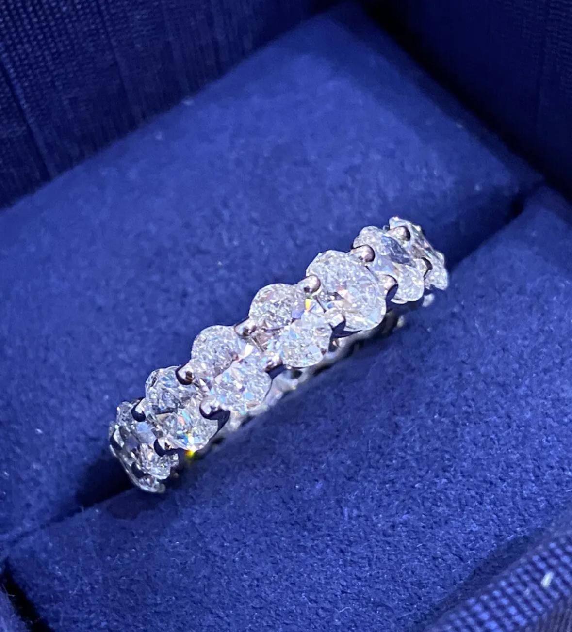 Bague d'éternité en platine avec diamant ovale d'un poids total de 5,25 carats Pour femmes en vente