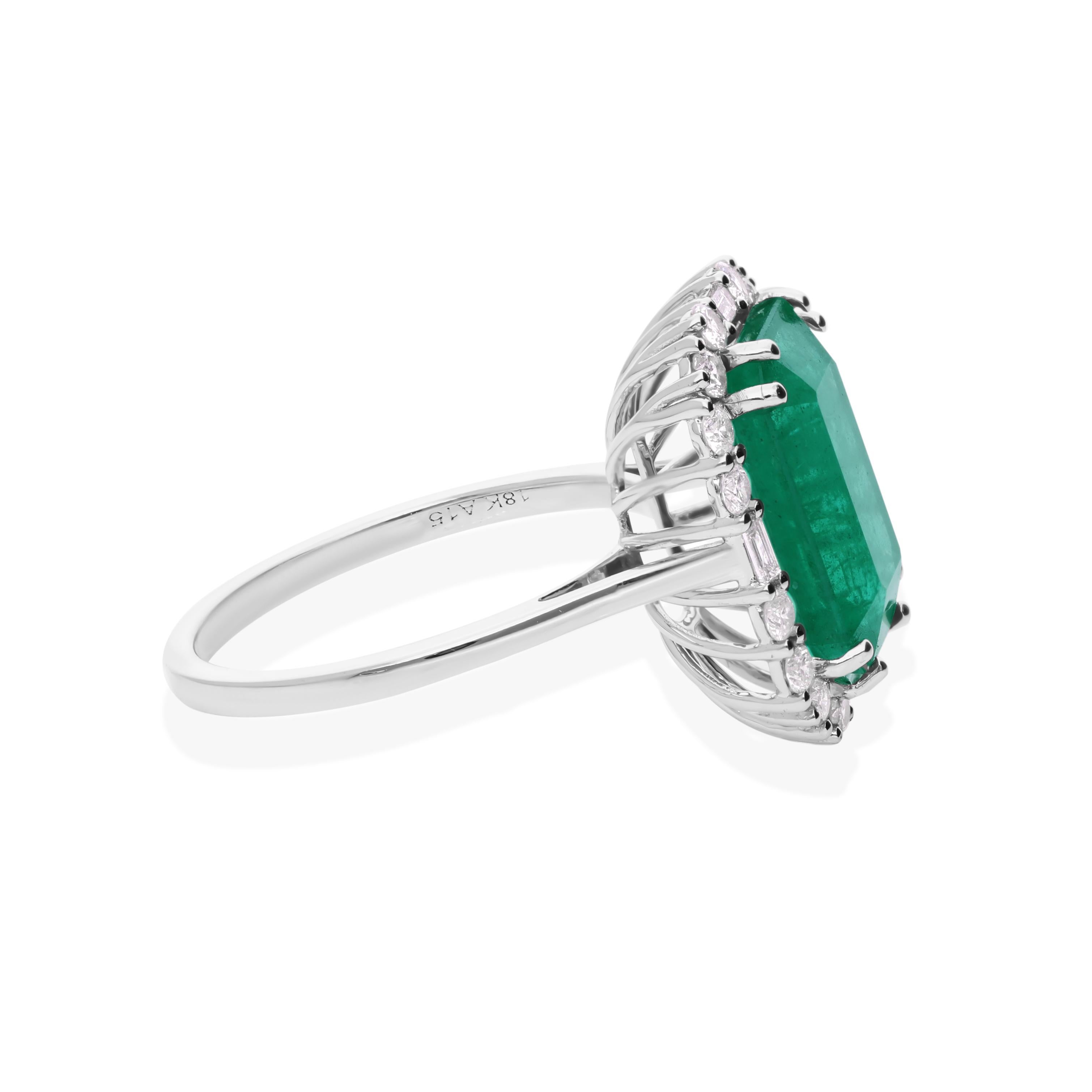 Dieser exquisite Ring aus 18-karätigem Gold ist mit einem 5,25 Karat schweren sambischen Smaragd und 0,55 Karat funkelnden Diamanten besetzt.

FOLLOW SPECTRUM JEWELS Storefront, um die neueste Collection'S und exklusive Stücke zu sehen. Spectrum