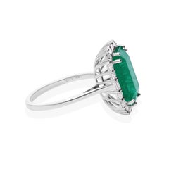 Bague cocktail en or blanc 18 carats avec émeraude de Zambie de 5,25 carats et diamants 0,5 carat SI/H