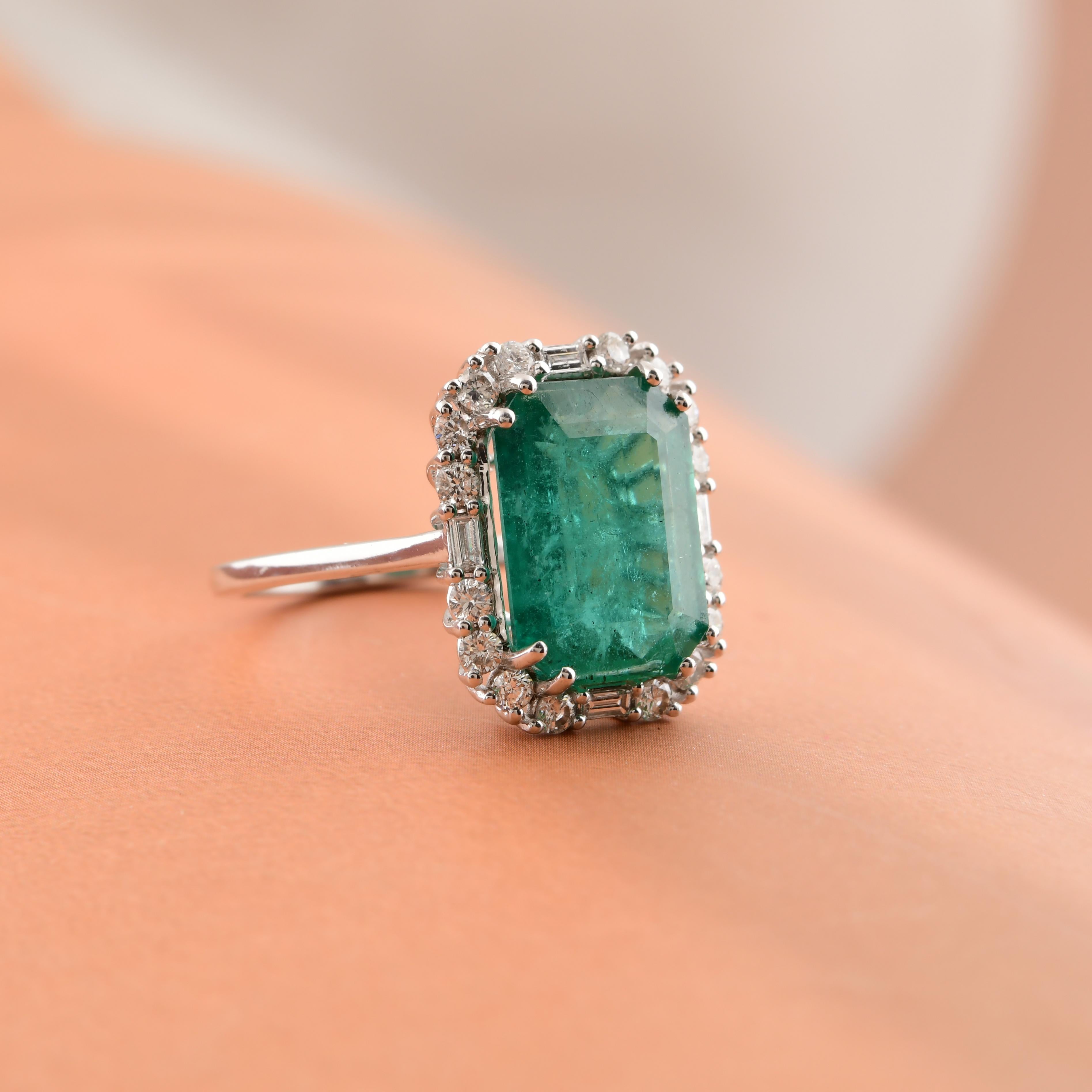 5,25 Karat sambischer Smaragd 0,5 Karat SI/H Diamant-Cocktailring aus 18 Karat Weißgold (Smaragdschliff) im Angebot