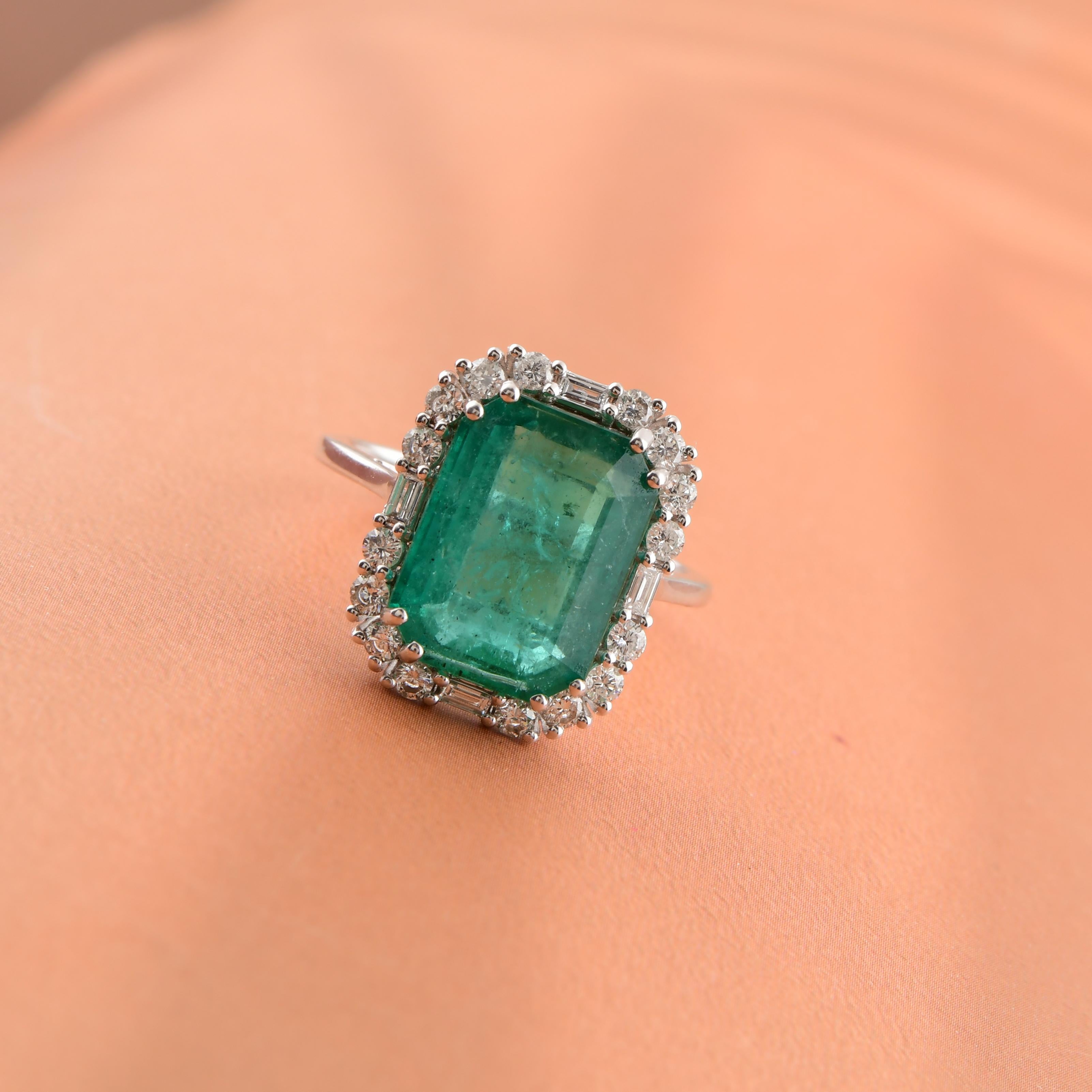 5,25 Karat sambischer Smaragd 0,5 Karat SI/H Diamant-Cocktailring aus 18 Karat Weißgold im Zustand „Neu“ im Angebot in Diera, Dubai