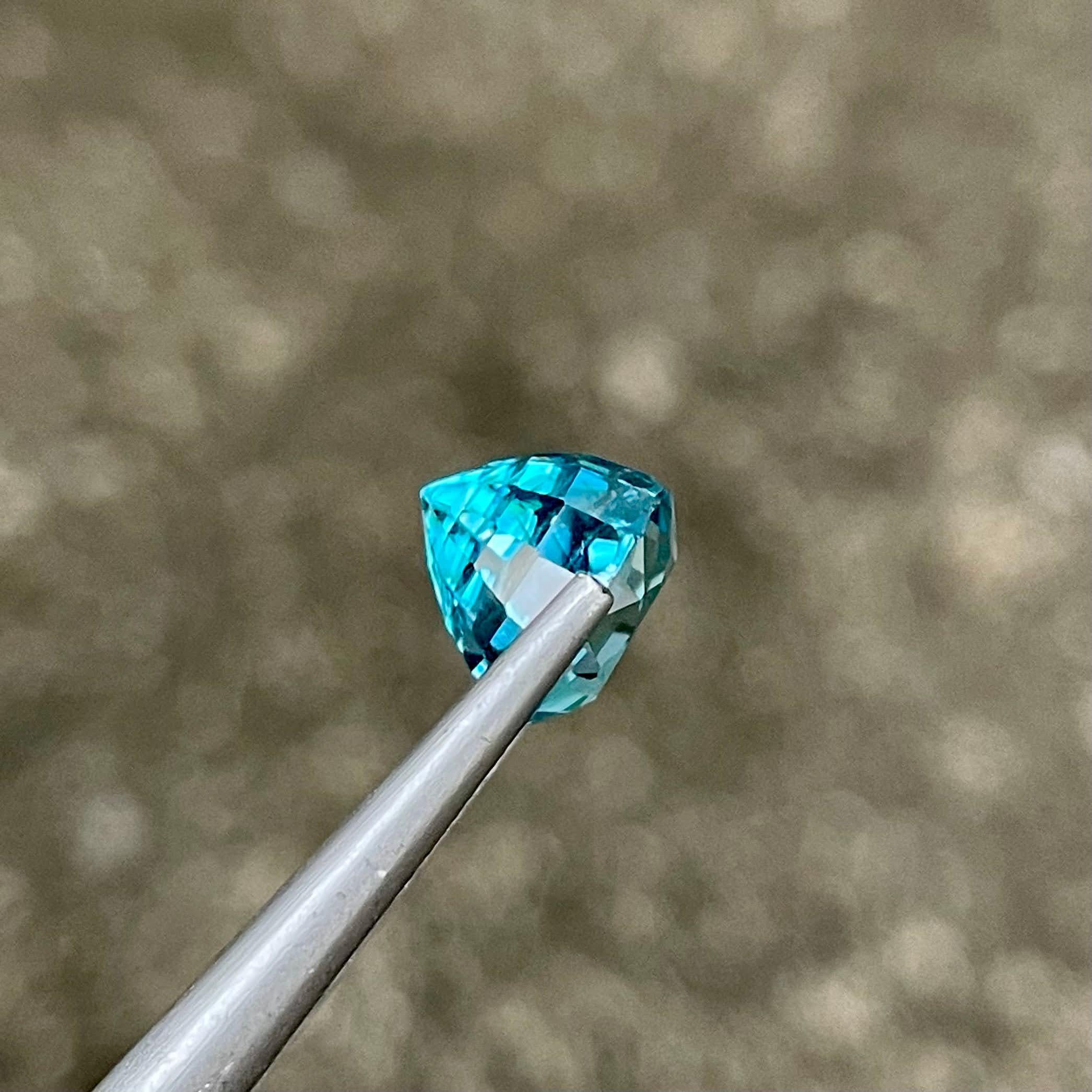 5.25 carats Electric Blue Zircon Stone Oval Cut Natural Cambodian Gemstone In New Condition For Sale In Bangkok, TH