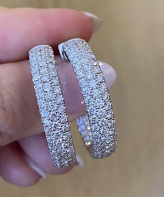 Orecchini a cerchio grandi con diamante rotondo Pavé Inside Out da 5,25 carati in oro bianco 18k