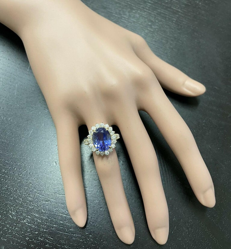 Women's 5.25 Carats Natural Tanzanite and Diamond 14K Solid Yellow Gold Ring For Sale