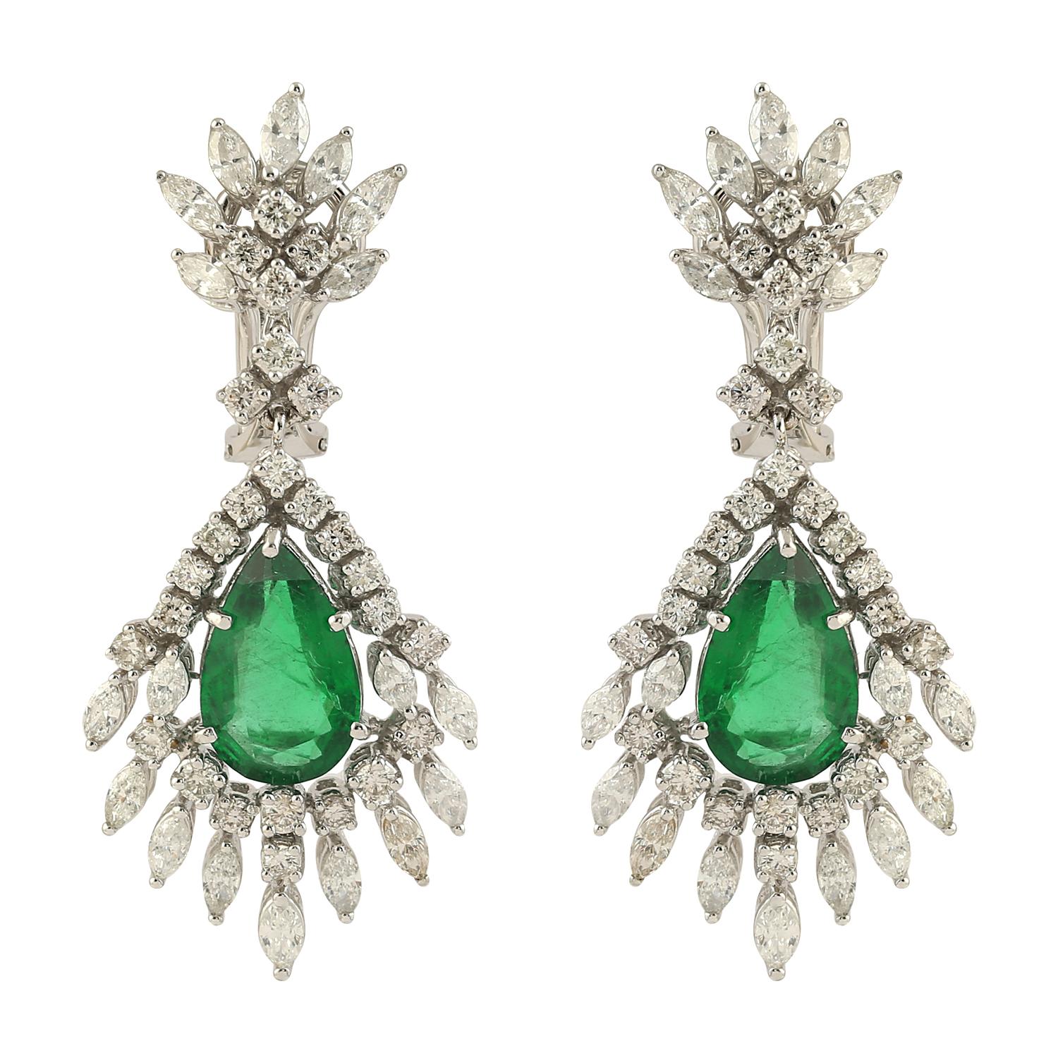 Contemporary 5.25 Carats Zambian Emerald 3.8 Carats Diamond 14 Karat Gold Drop Earrings For Sale