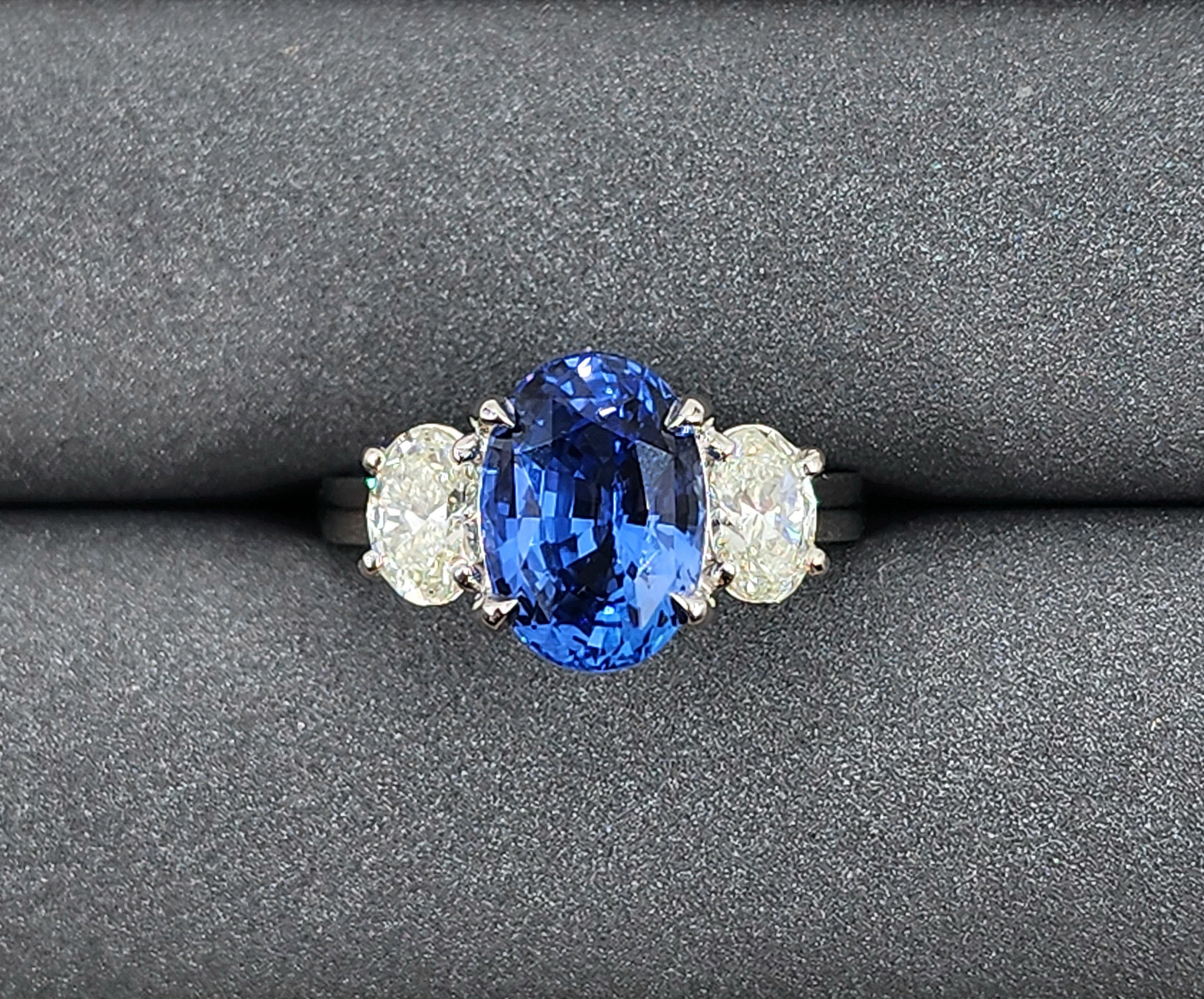 Bague de 5,25 ct certifiée GIA saphir de Ceylan naturel de taille ovale et diamant
