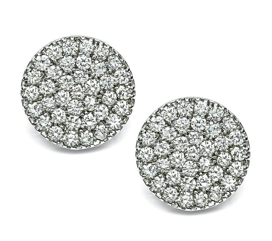 Questo è uno splendido paio di orecchini in oro bianco 14 carati. Gli orecchini sono caratterizzati da scintillanti diamanti a taglio rotondo che pesano circa 5.25 carati. Il colore di questi diamanti è G con purezza VS. Gli orecchini misurano 19 mm