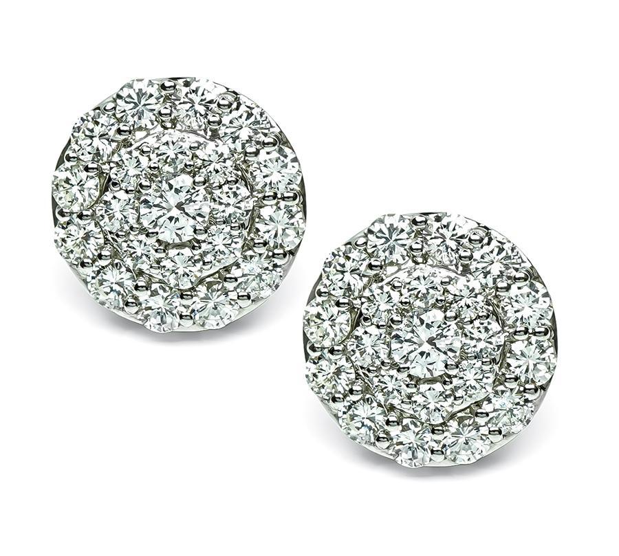 Questo è un elegante paio di orecchini in oro bianco 14k. Gli orecchini sono caratterizzati da scintillanti diamanti a taglio rotondo che pesano circa 5.25 carati. Il colore di questi diamanti è G con purezza VS. Gli orecchini misurano 16 mm di