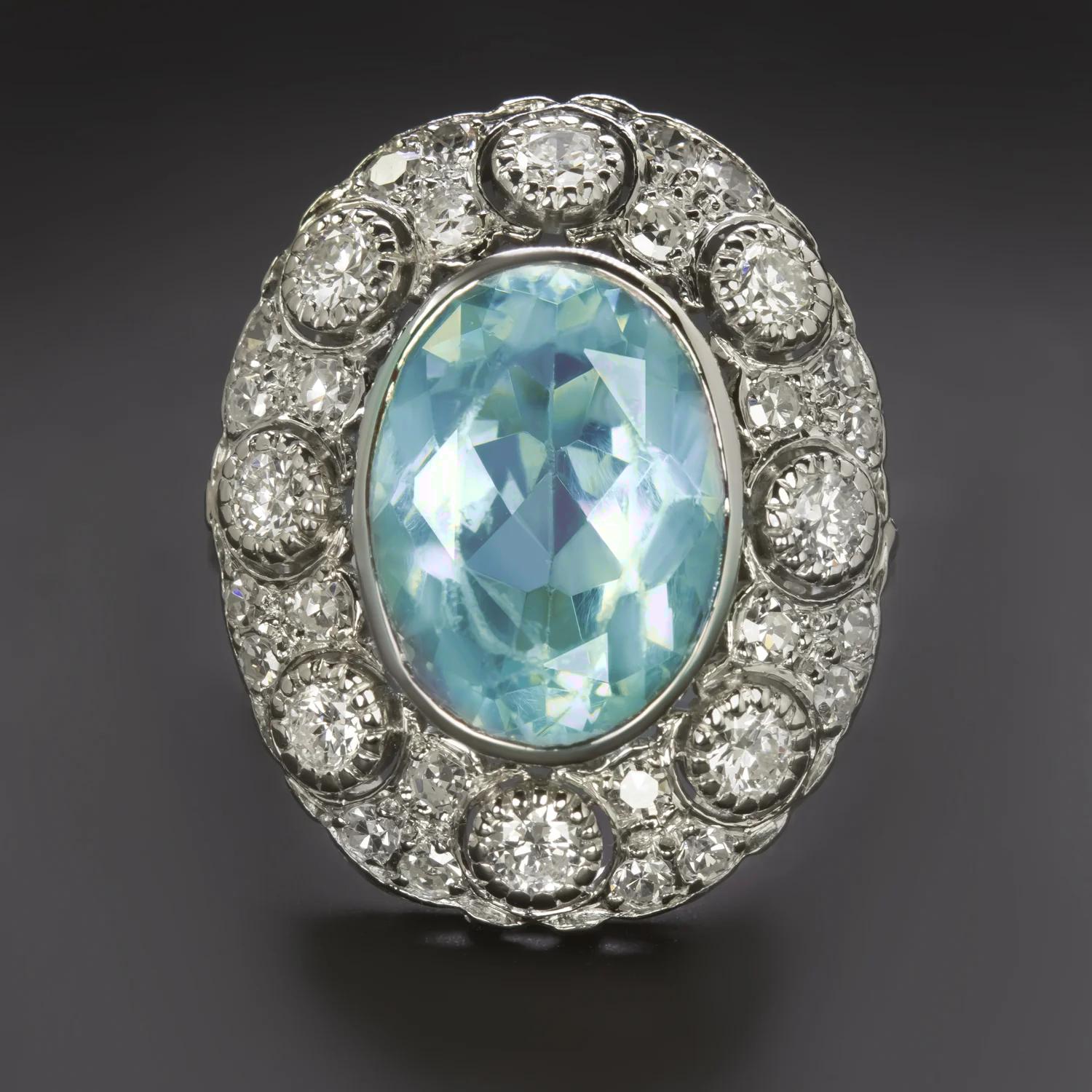 Cette superbe bague vintage originale est une véritable pièce d'apparat, magnifiquement fabriquée à la main en platine et ornée d'une aigue-marine naturelle de 4,25 carats en guise de pièce maîtresse. L'aigue-marine de taille ovale, à la teinte bleu