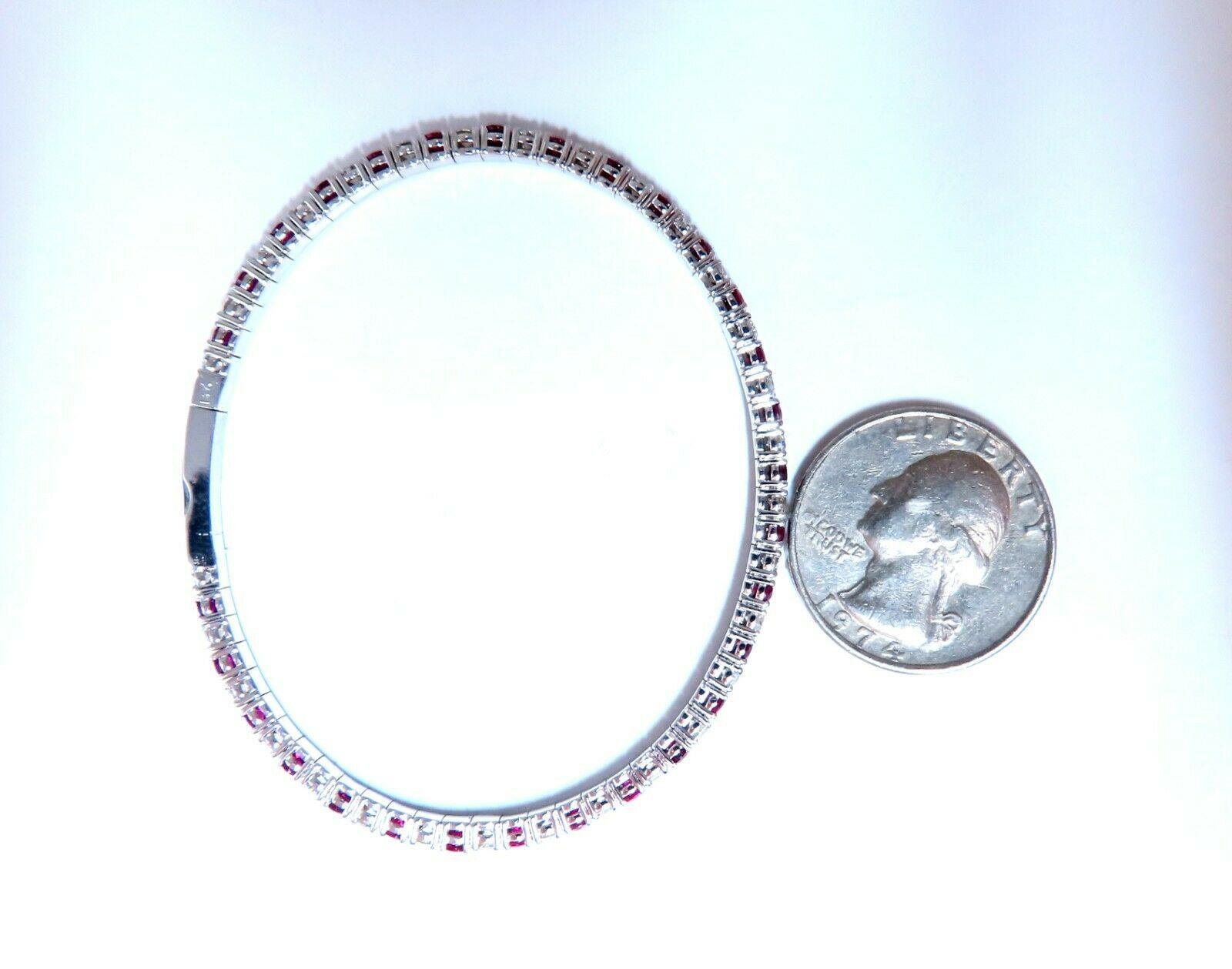 Taille ronde Bracelet jonc tennis souple en or 14 carats avec diamants et rubis naturel rouge vif de 5,25 carats en vente
