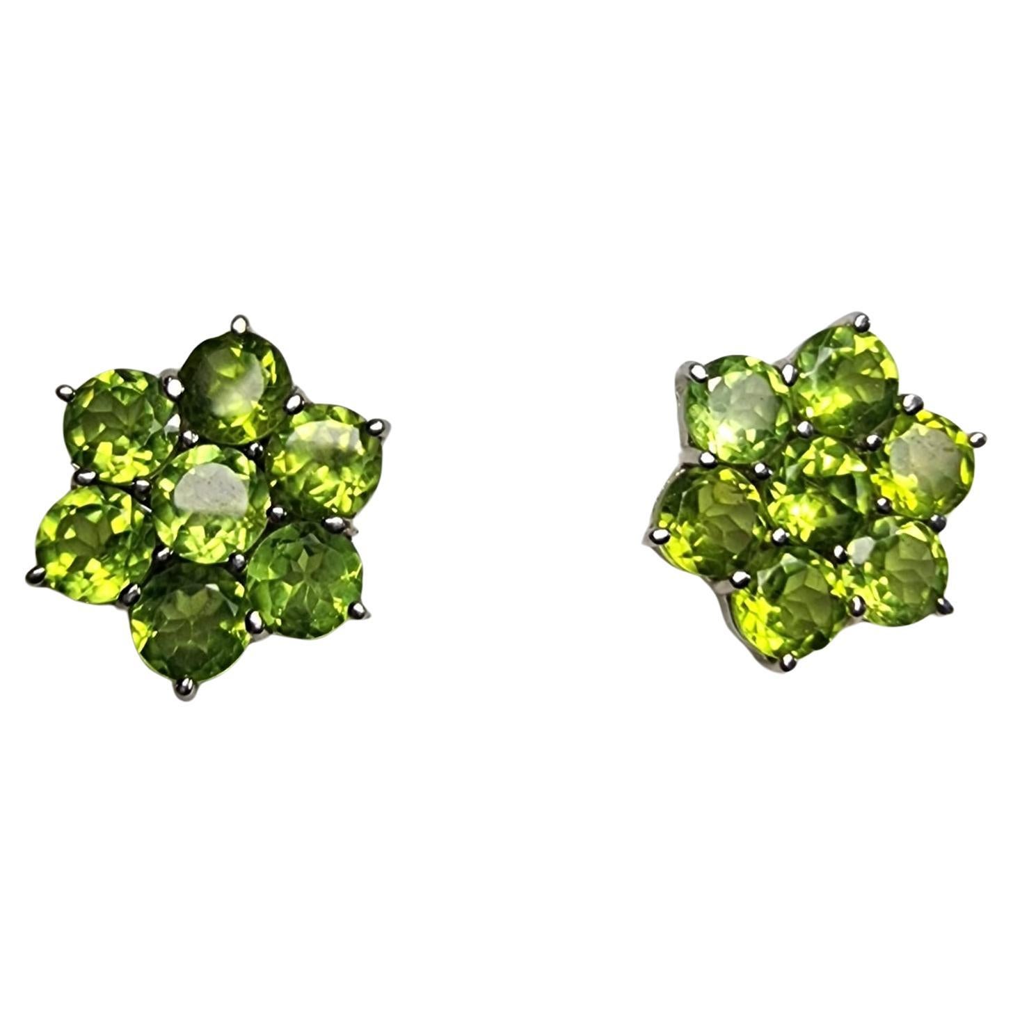 Pendientes de rosca de peridoto verde menta natural de 5,25 quilates Plata platino en venta 1