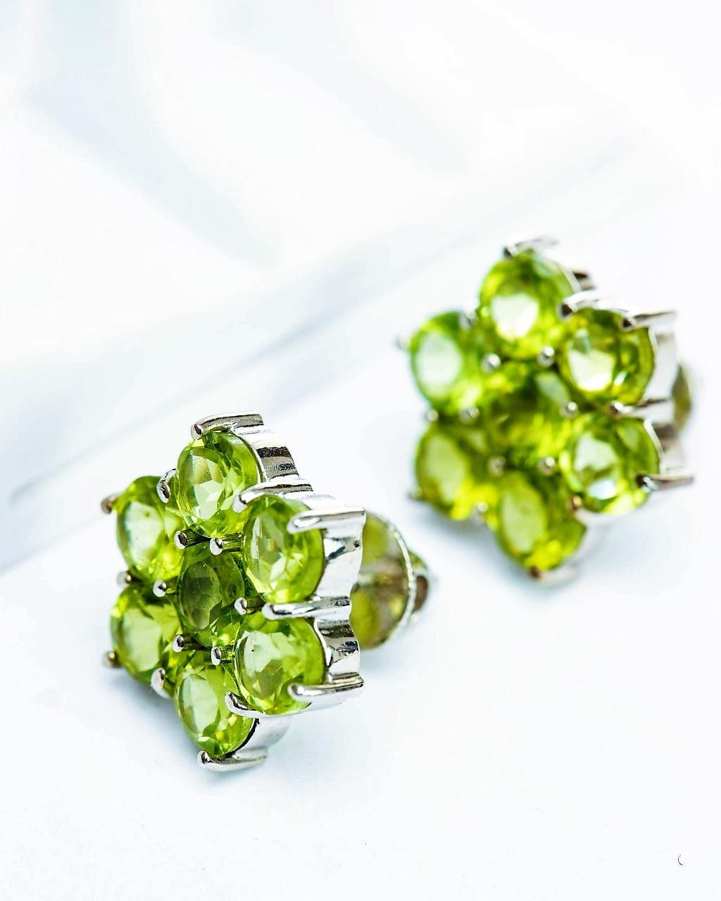 Pendientes de rosca de peridoto verde menta natural de 5,25 quilates Plata platino Contemporáneo en venta