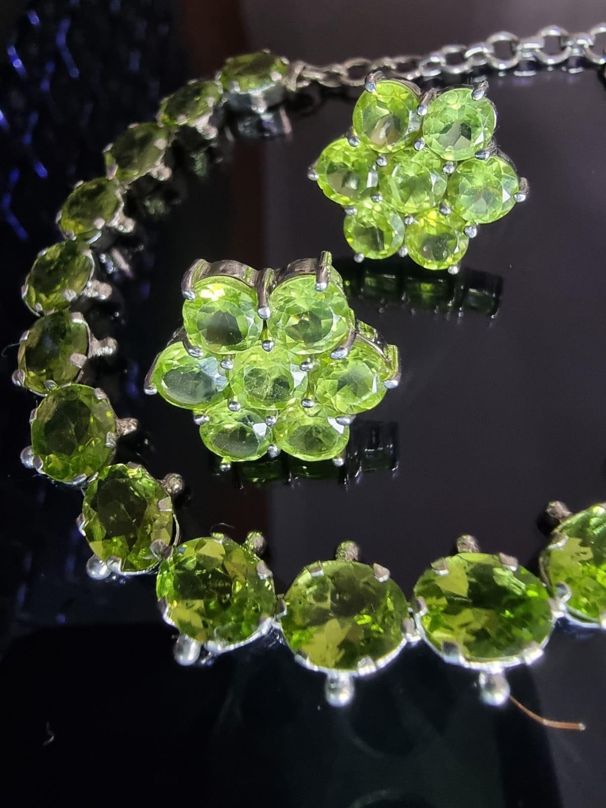 Pendientes de rosca de peridoto verde menta natural de 5,25 quilates Plata platino Corte redondo en venta