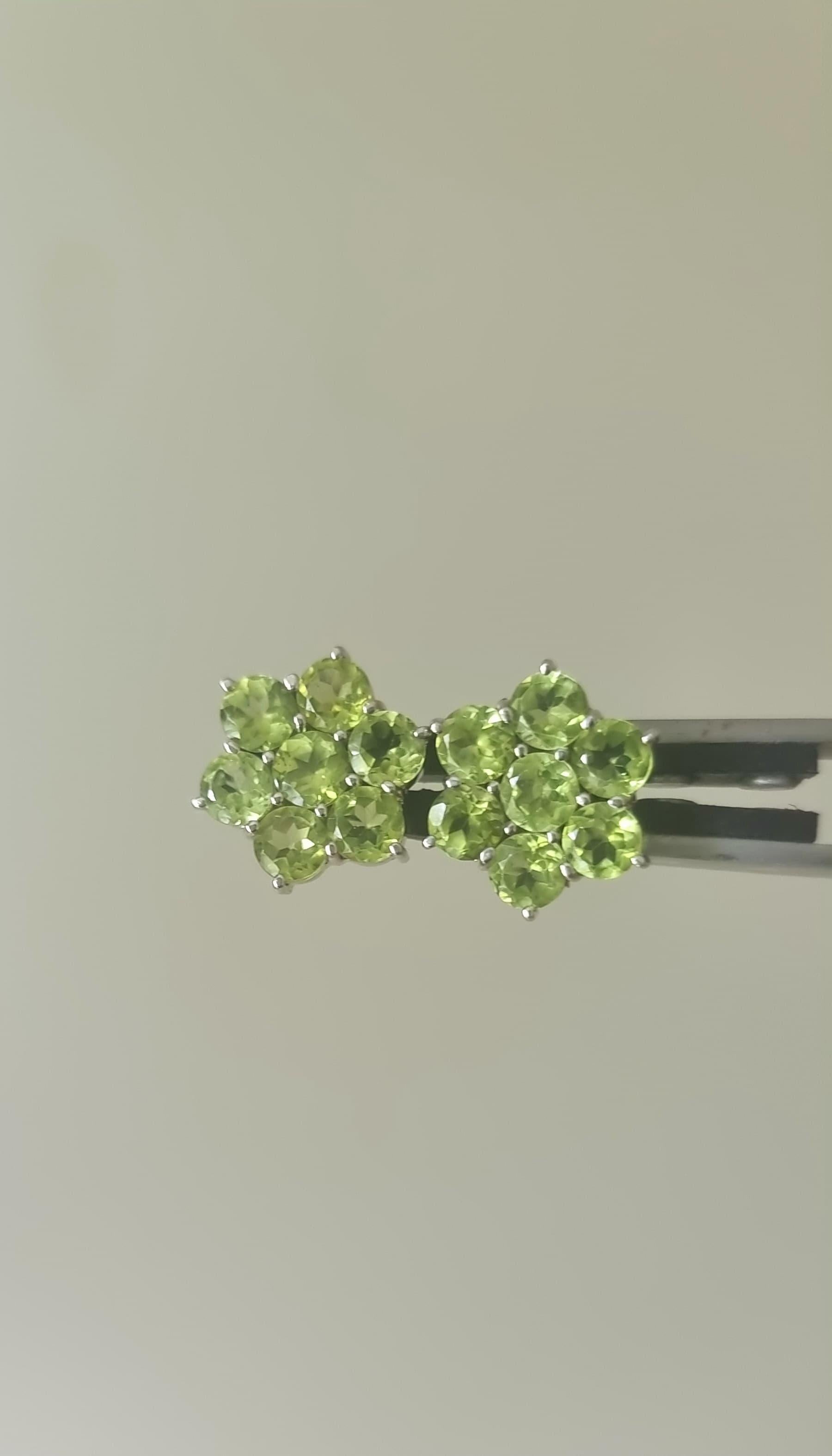 De las mujeres Pendientes de rosca de peridoto verde menta natural de 5,25 quilates Plata platino en venta