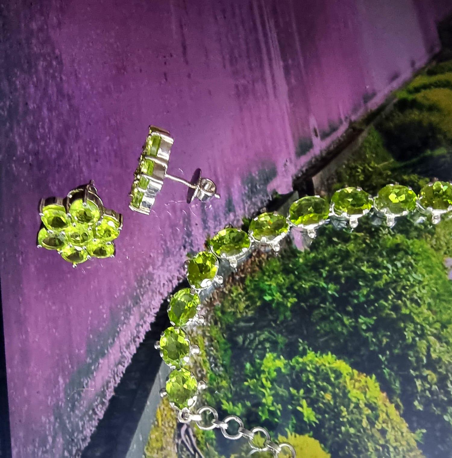 Pendientes de rosca de peridoto verde menta natural de 5,25 quilates Plata platino en venta 2