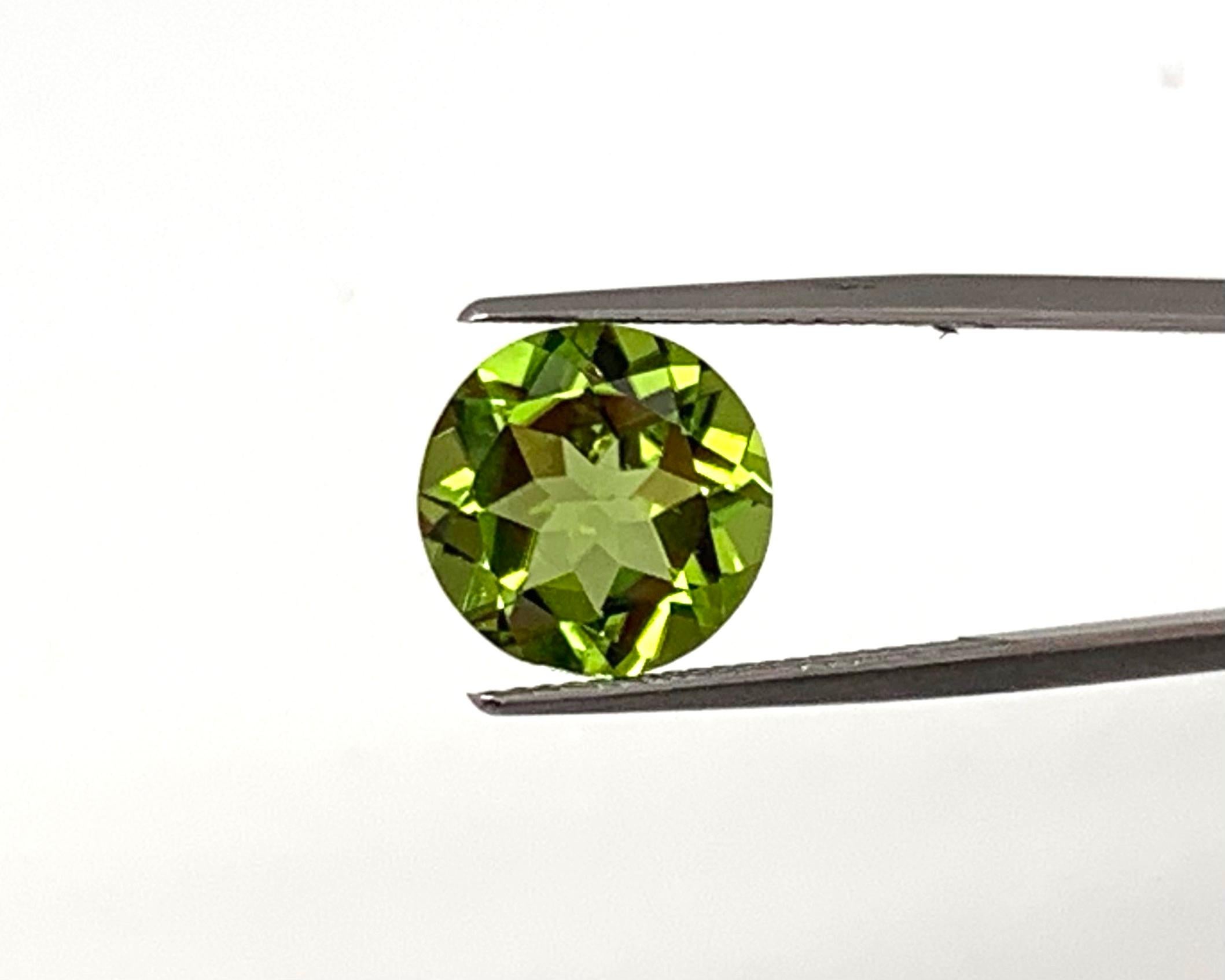 5.26 Carat Round Apple Green Peridot, Unset Loose Gemstone For Sale 3