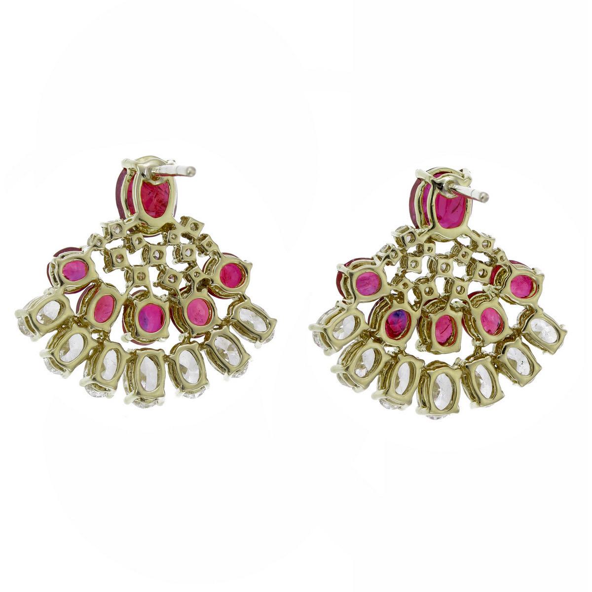 Die eleganten Ohrringe mit birmanischen Rubinen und Diamanten von REWA Jewels sind aus 18 Karat Weißgold handgefertigt.

Es hat 2 zentrale Stücke von Burma No Heat Rubine mit einem Gewicht von etwa 2,12 Karat und 10 Stücke von Rubinen mit einem