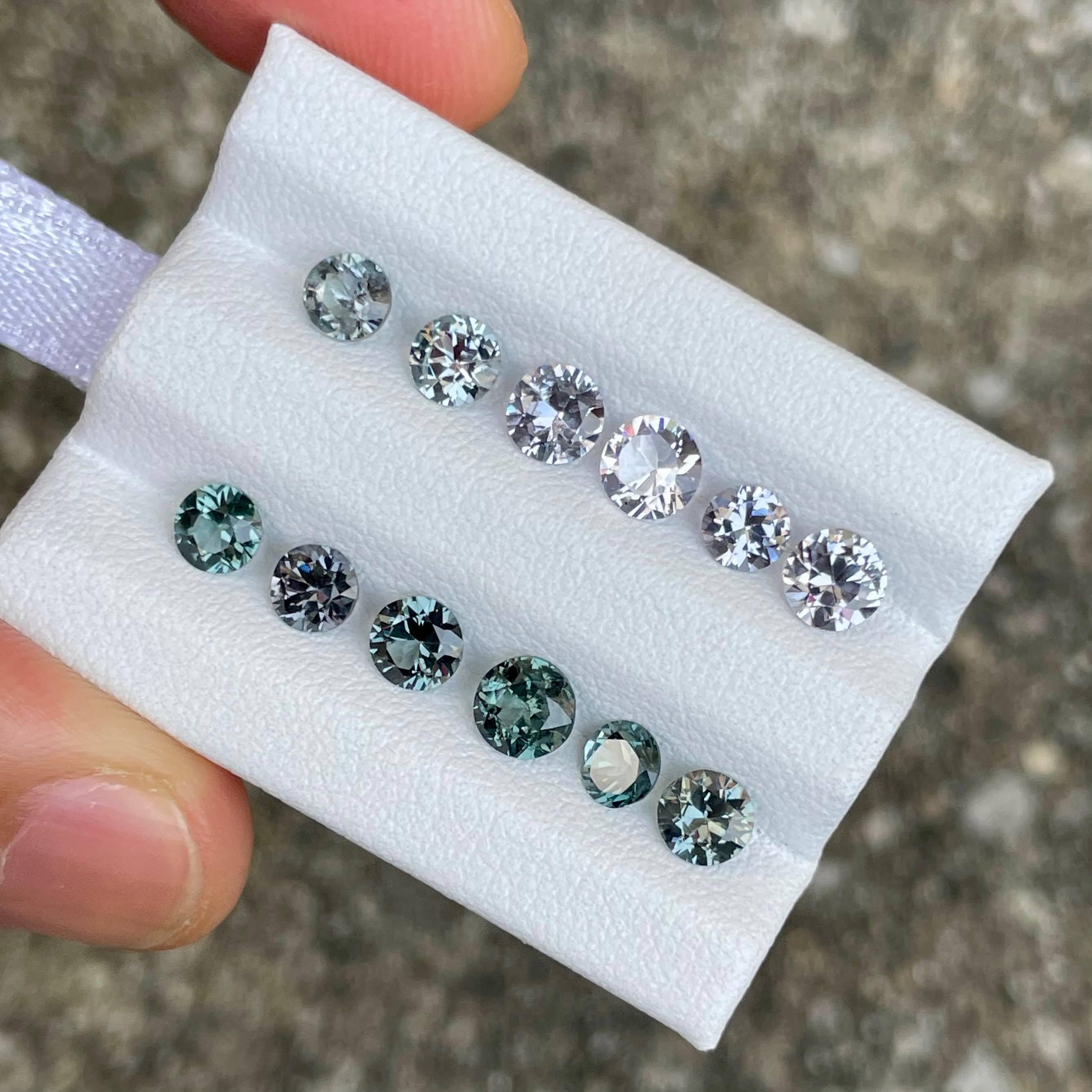Poids 5,26 carats 
Nombre de pièces 12 
Traitement aucun
Origine Birmanie 
Clarté VVS 
Forme ronde
Taille Rond brillant 


Ce lot de 5,26 carats se compose de 12 pierres précieuses spinelles, toutes originaires de Birmanie, une région réputée pour